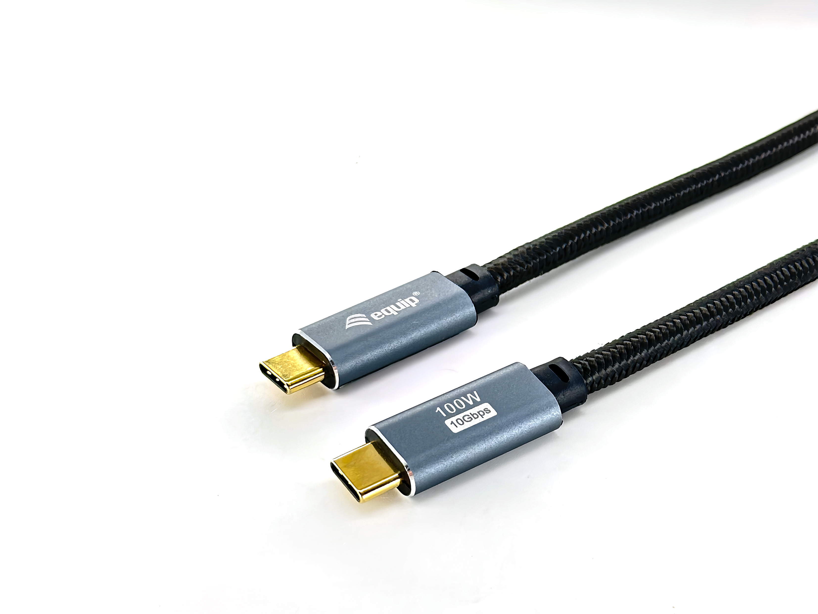 Cavo Equip USB-C nero, connettori grigi. Sfondo bianco.
