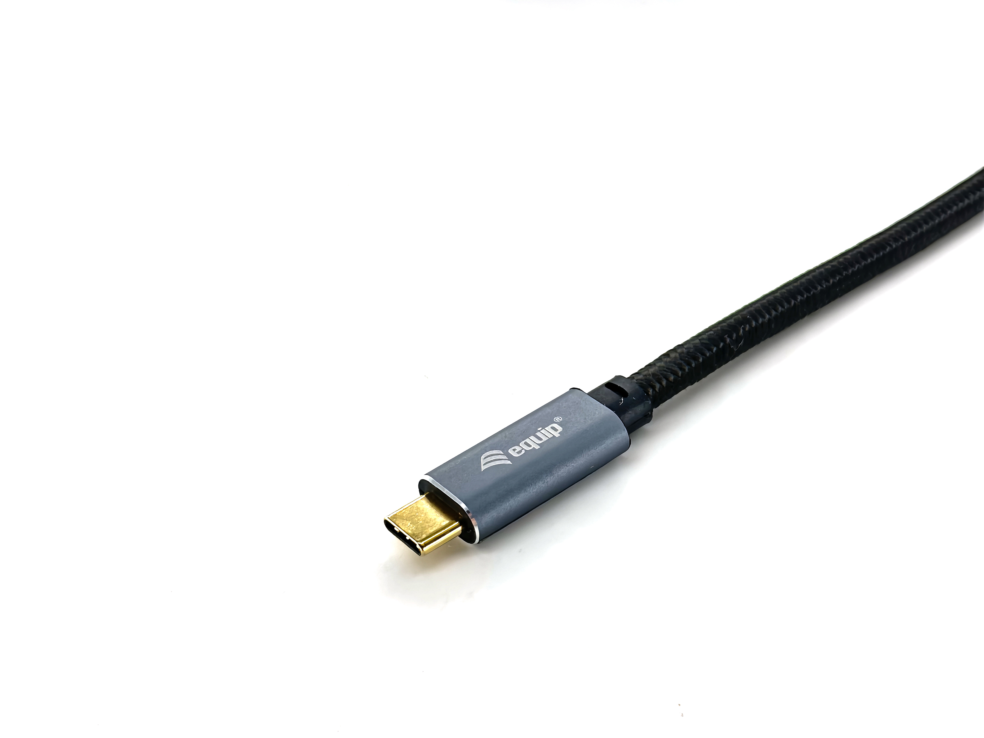 Cavo USB-C con connettore grigio. Sfondo bianco.