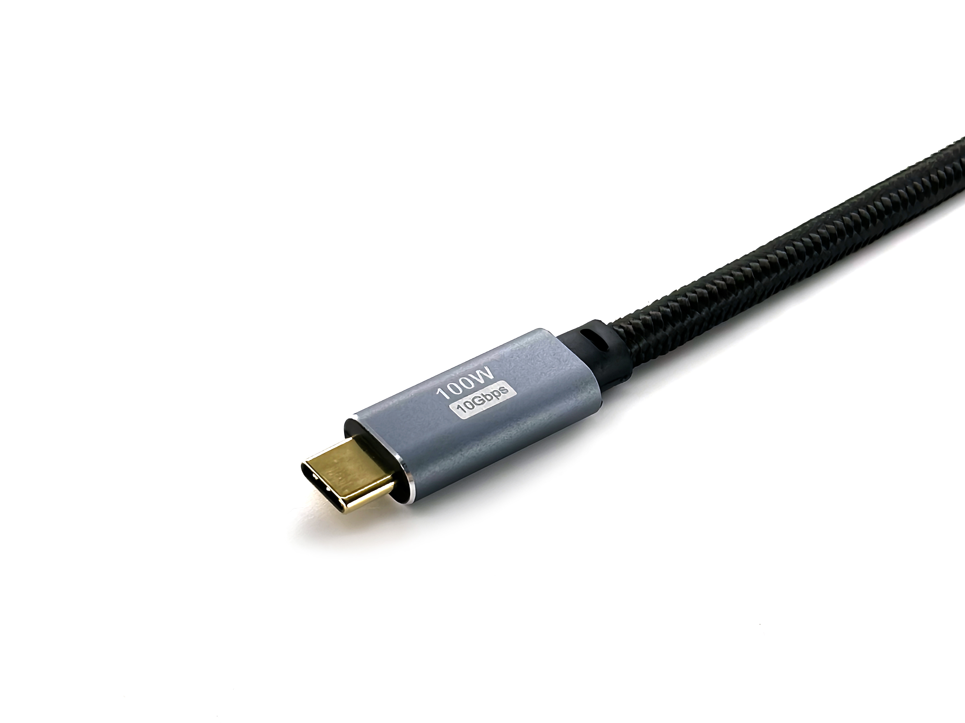 Cavo USB-C con connettore grigio, cavo intrecciato nero. Sfondo bianco.