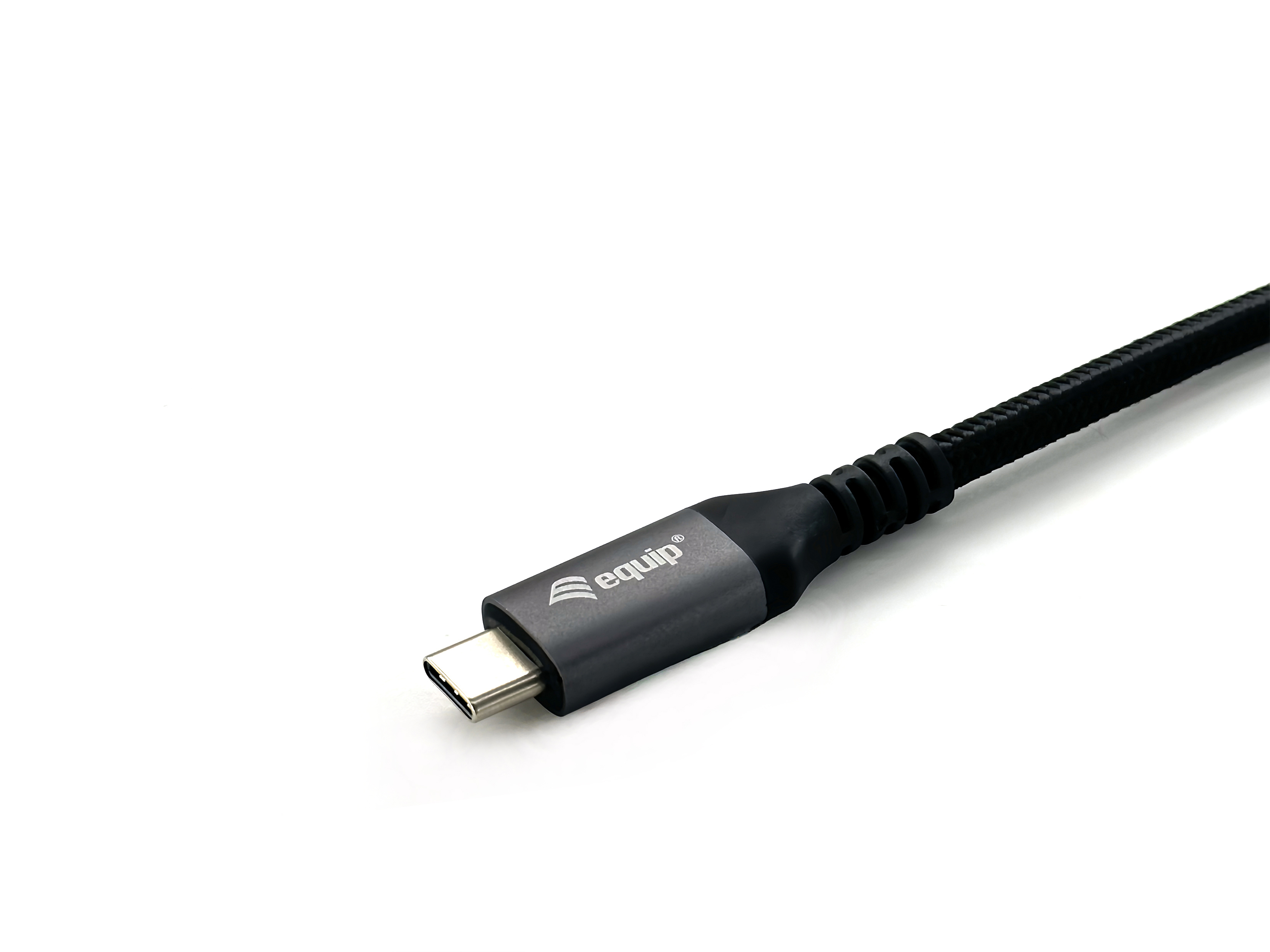 USB-C-kabel met een Equip-connector op een witte achtergrond.