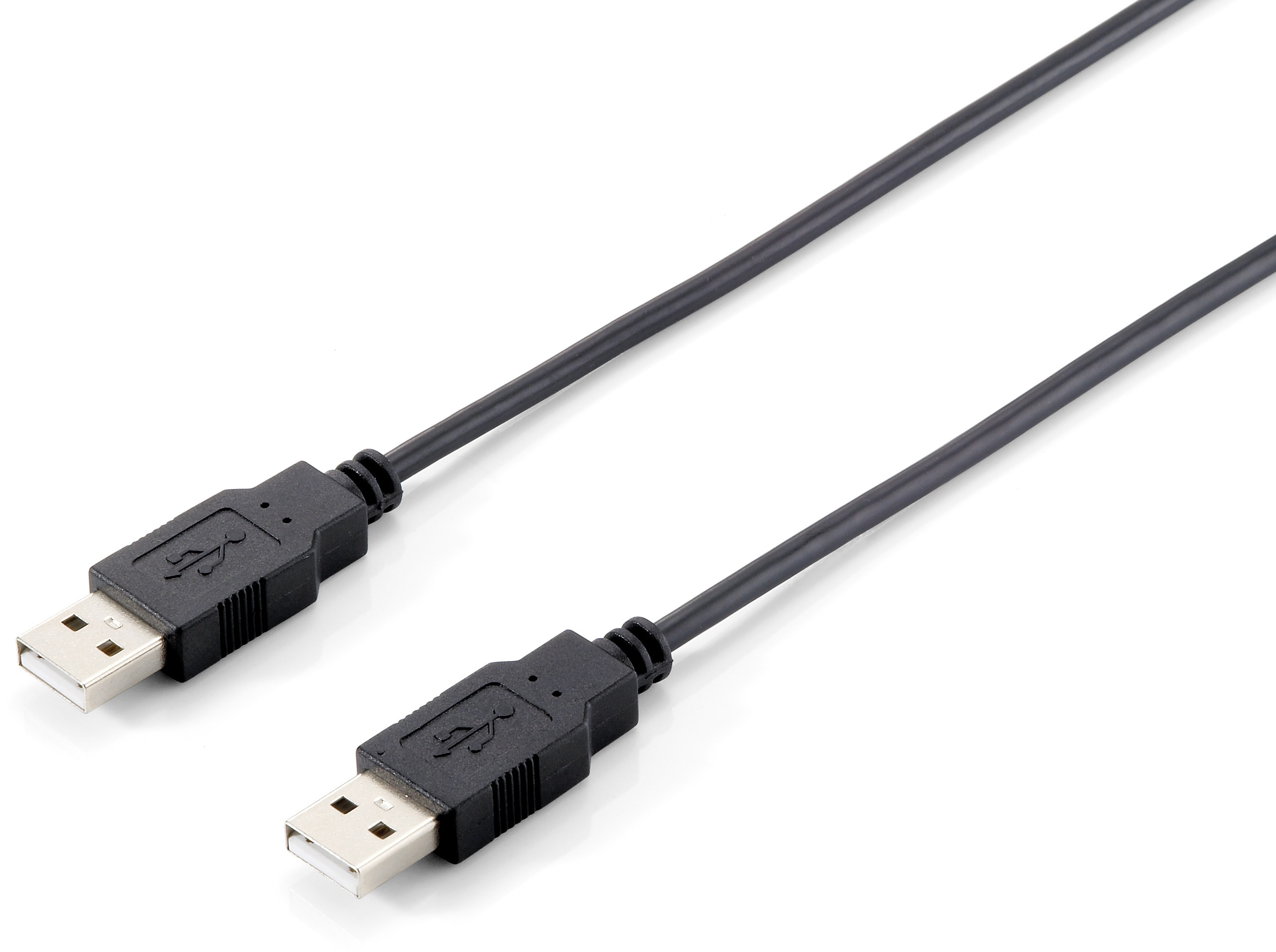 Czarny kabel USB. Złącze USB-A na jednym końcu. Białe tło.