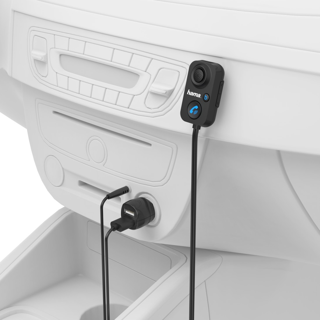 Schwarzes Autozubehör mit USB-Ladegerät und Mikrofon, verbunden mit einer weißen Autokonsole.
