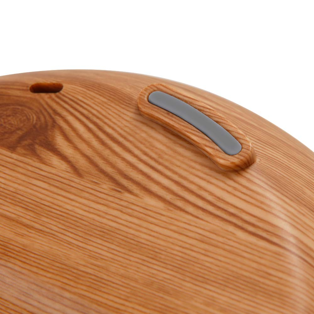 Zbliżenie powierzchni z fakturą drewna. Widoczny jest szary uchwyt. Powierzchnia ma błyszczące wykończenie.