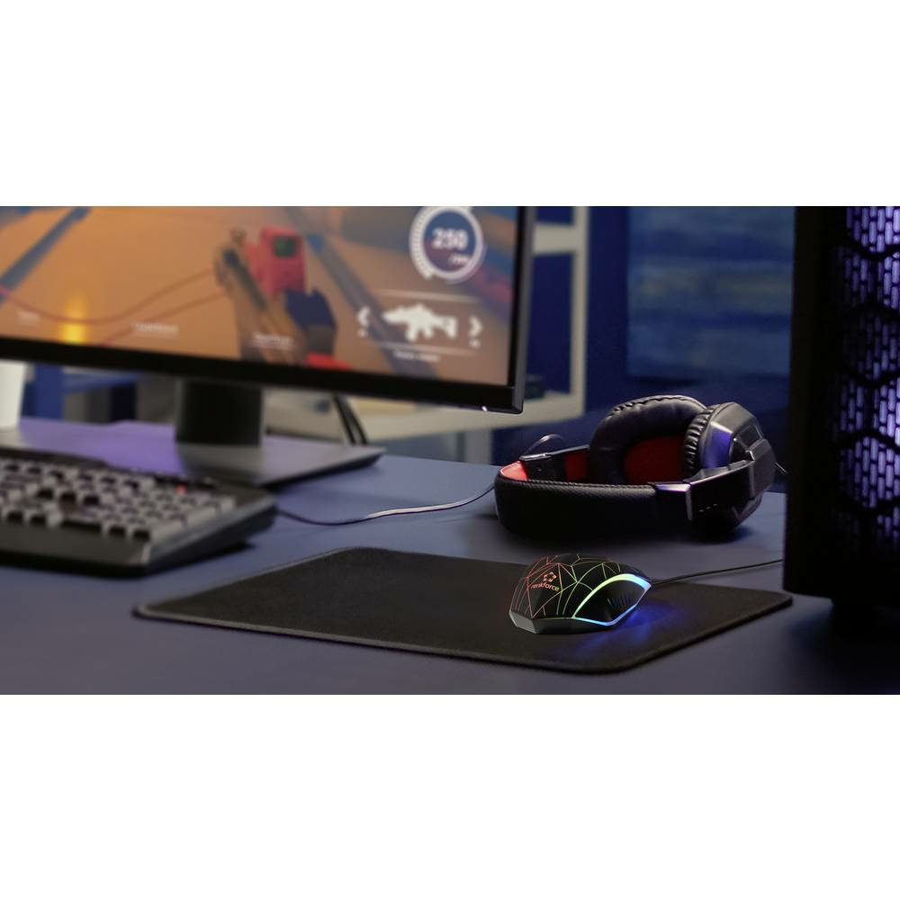 Configurazione di gioco con monitor, mouse, tastiera e cuffie. Luce blu.
