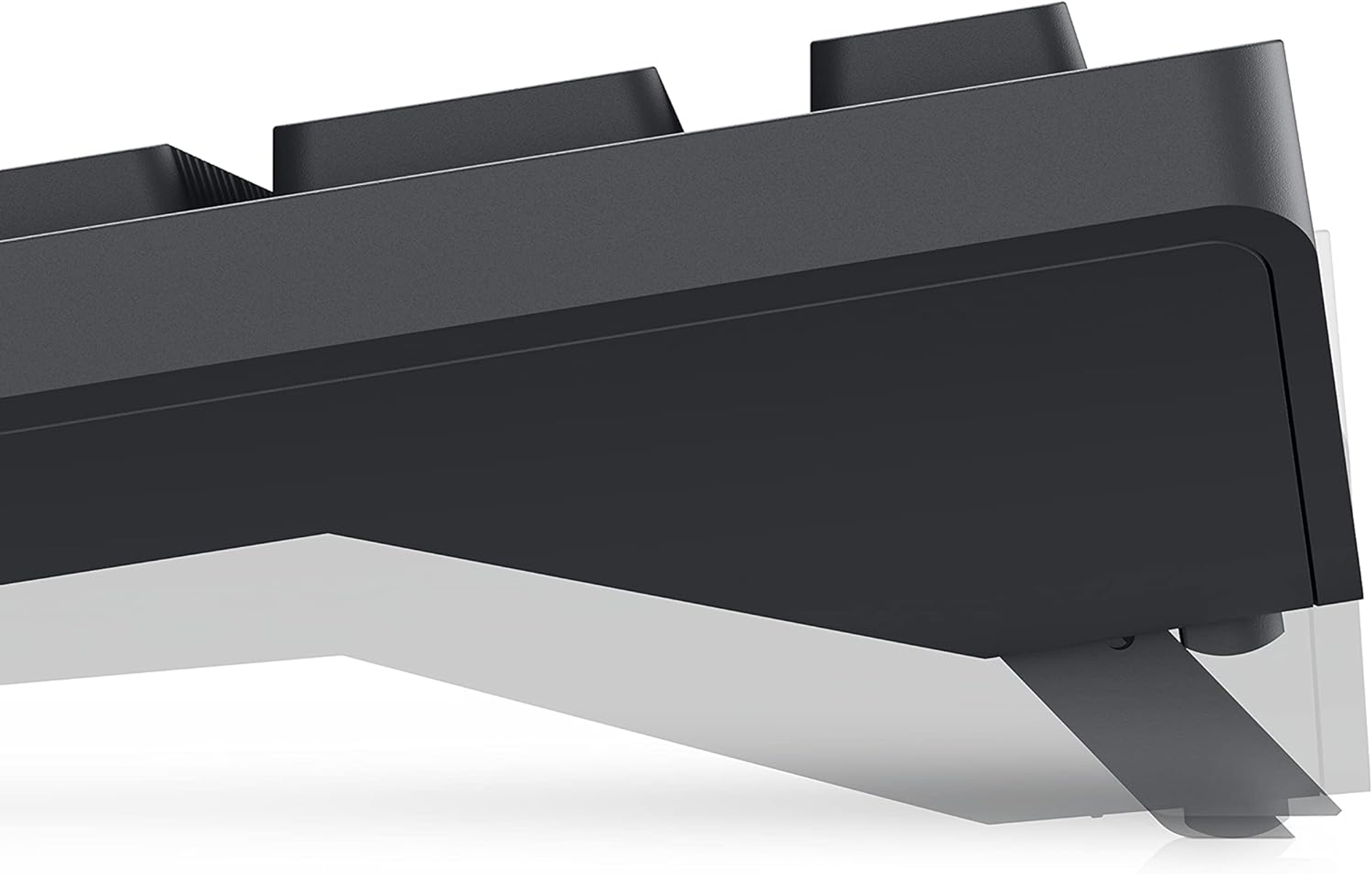 Czarna klawiatura, widok z boku, z wysuniętą nóżką do podniesienia.