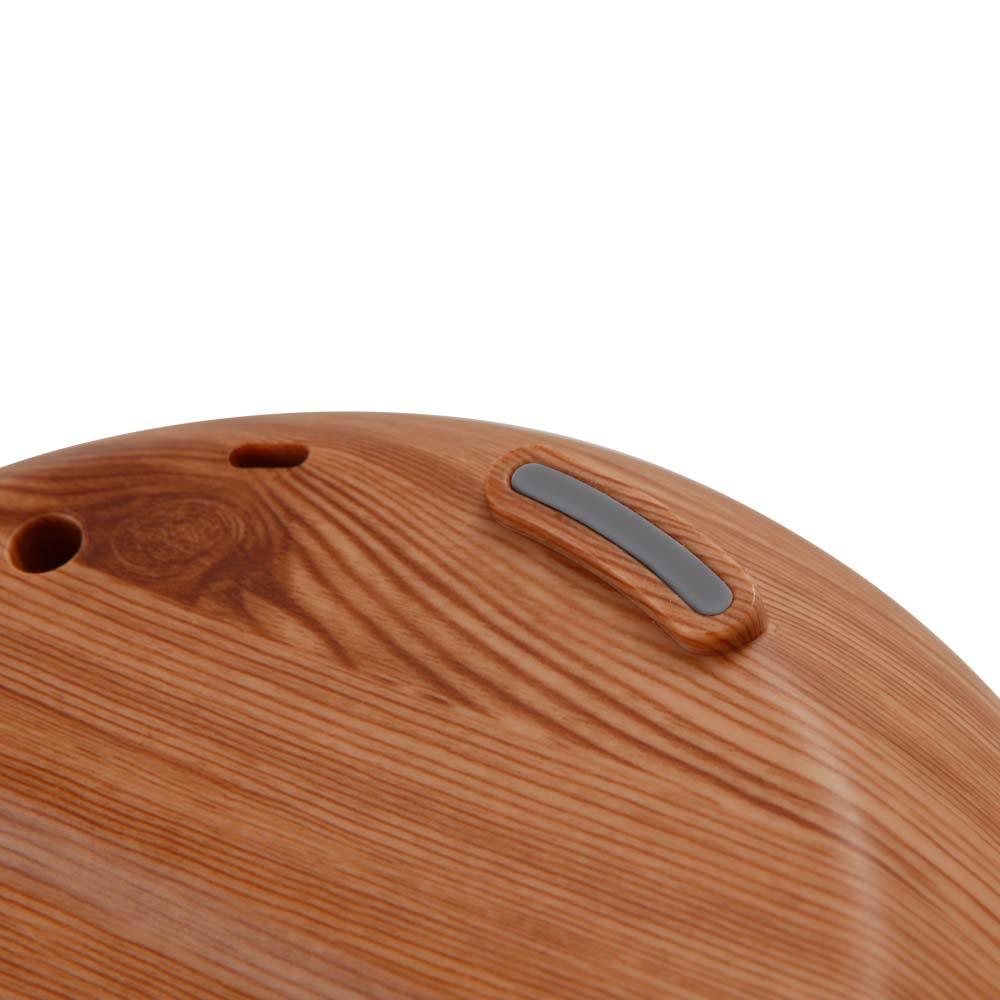 Drewniana górna część dyfuzora z małym uchwytem. Jest otwór i faktura słojów drewna.