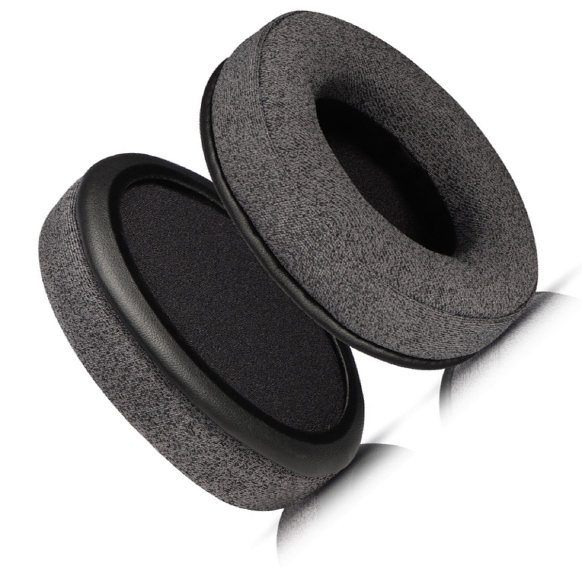 Due cuscinetti grigi per cuffie. Sono rotondi con un contorno nero e una superficie grigia strutturata.