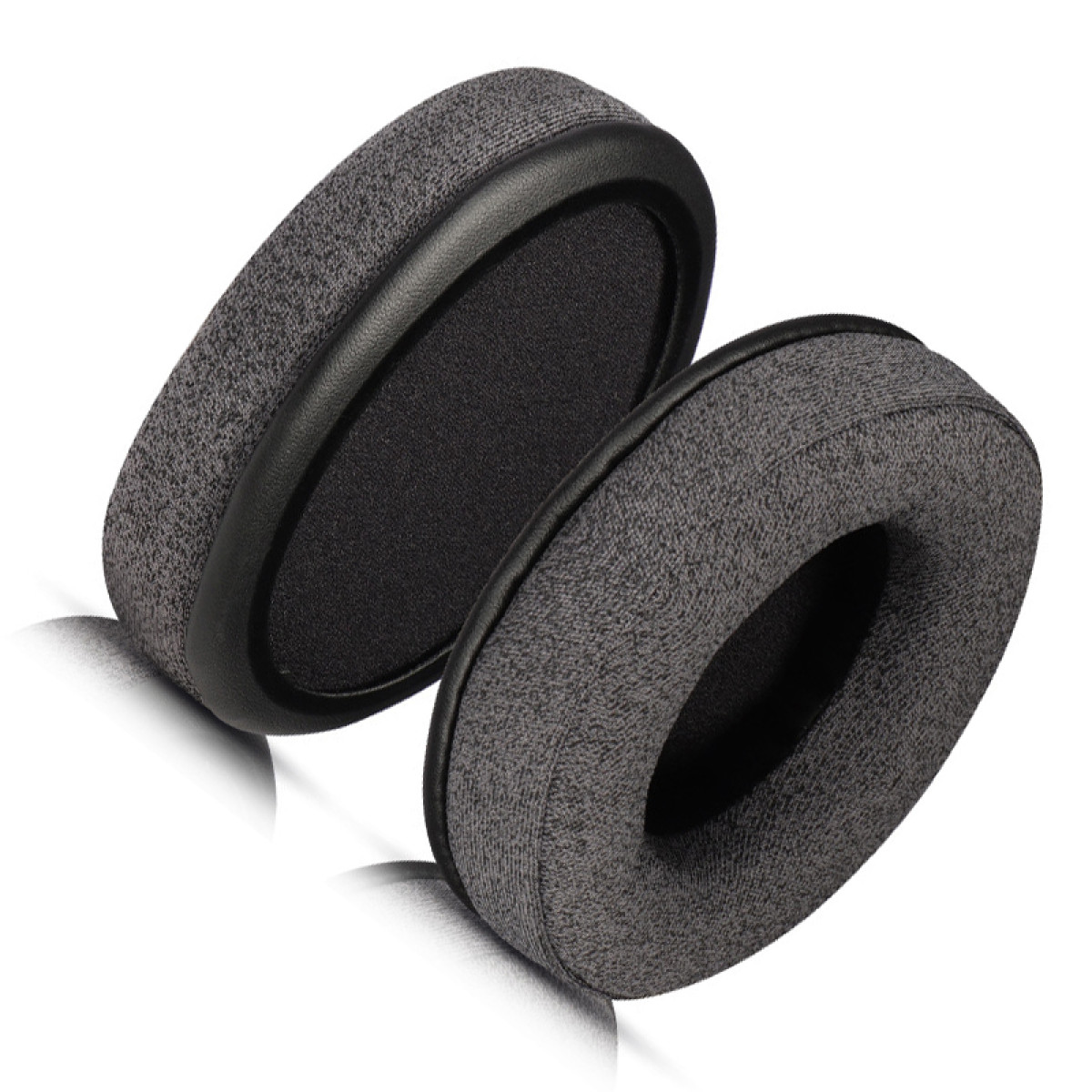 Due cuscinetti auricolari grigi per cuffie con un anello nero, sfondo bianco.