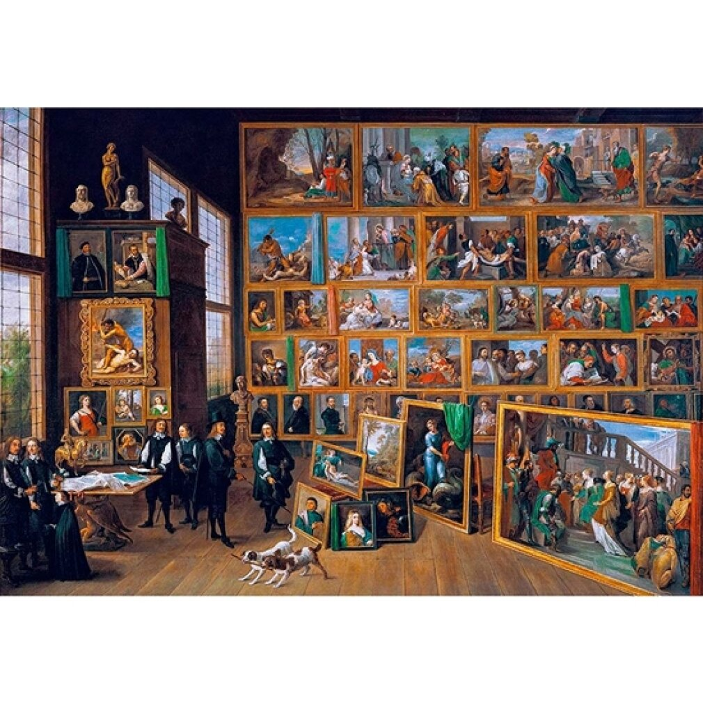 Une pièce remplie de peintures, des gens sont rassemblés et des chiens sont devant.
