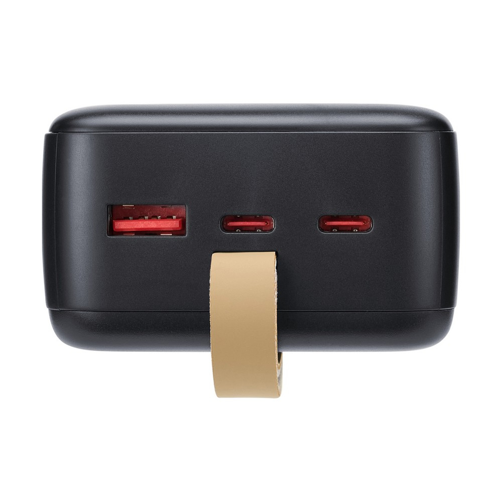 Ein schwarzes Netzteil mit drei roten USB-Anschlüssen und einer beigen Schlaufe.