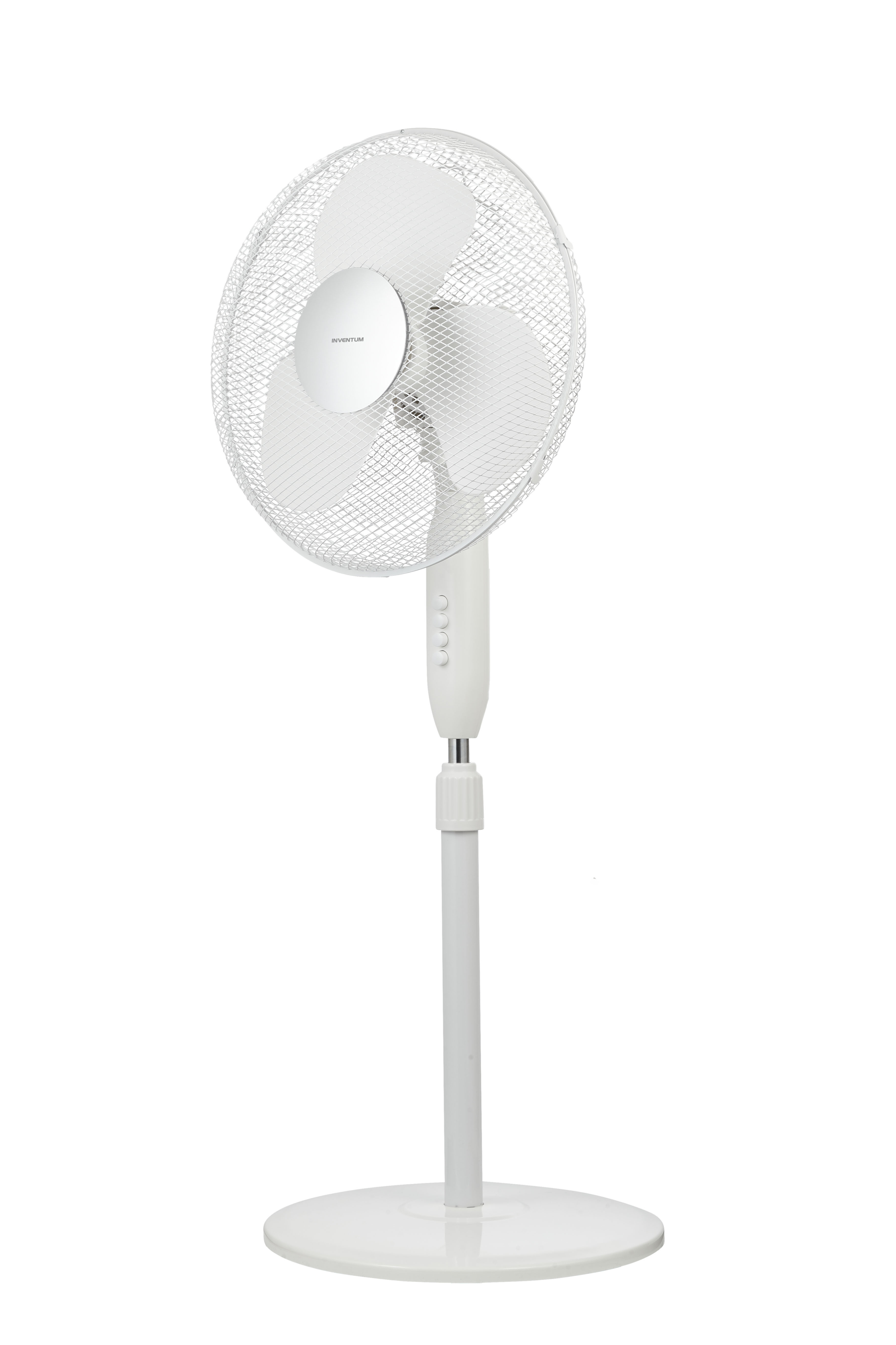 Witte elektrische ventilator op een standaard. De ventilator heeft een beschermrooster.