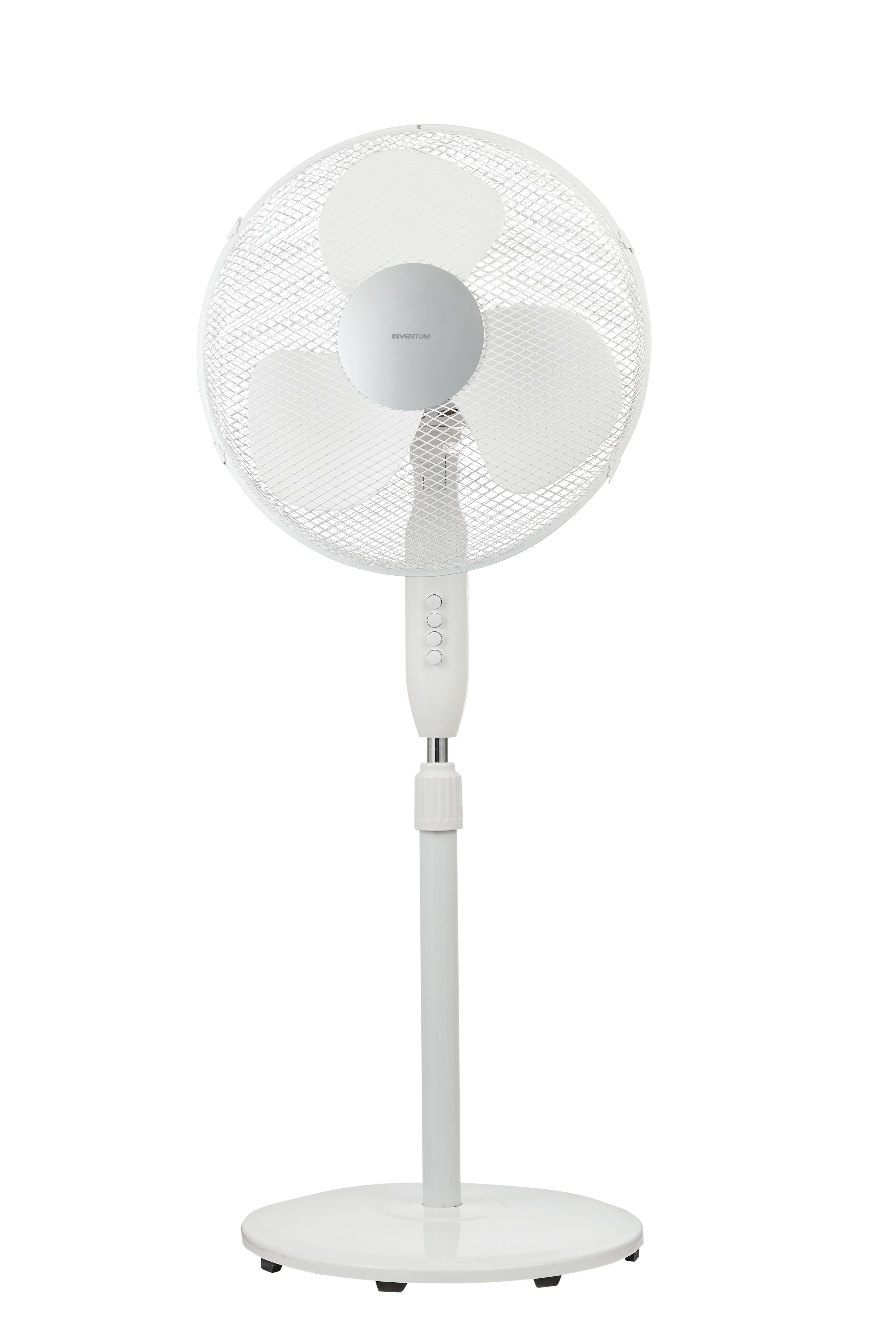 Witte staande ventilator met drie bladen. Het heeft een gaasafdekking en een witte voet.