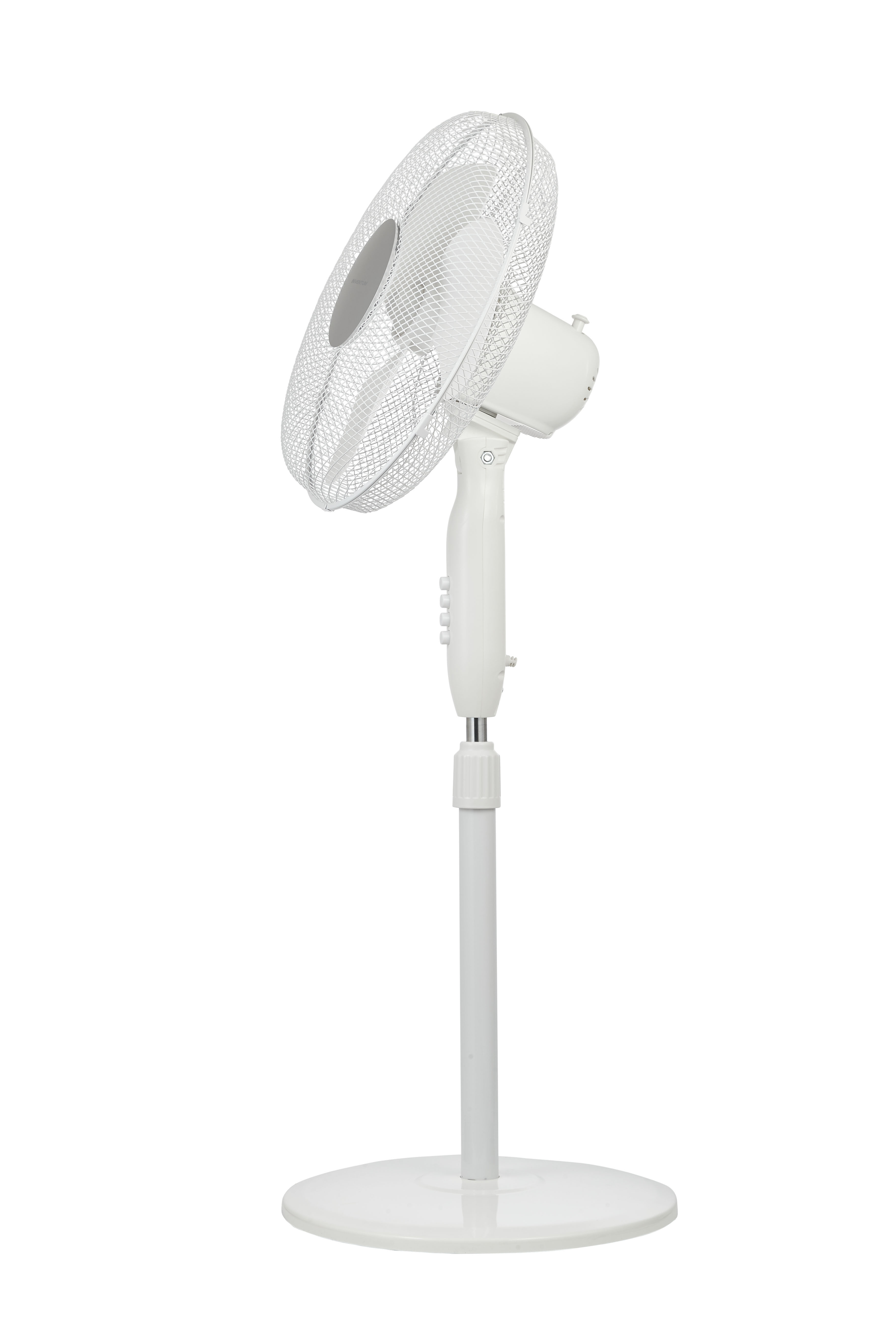 Een witte ventilator op voet. Hij heeft een ronde voet, een paal en een rooster met bladen erin.