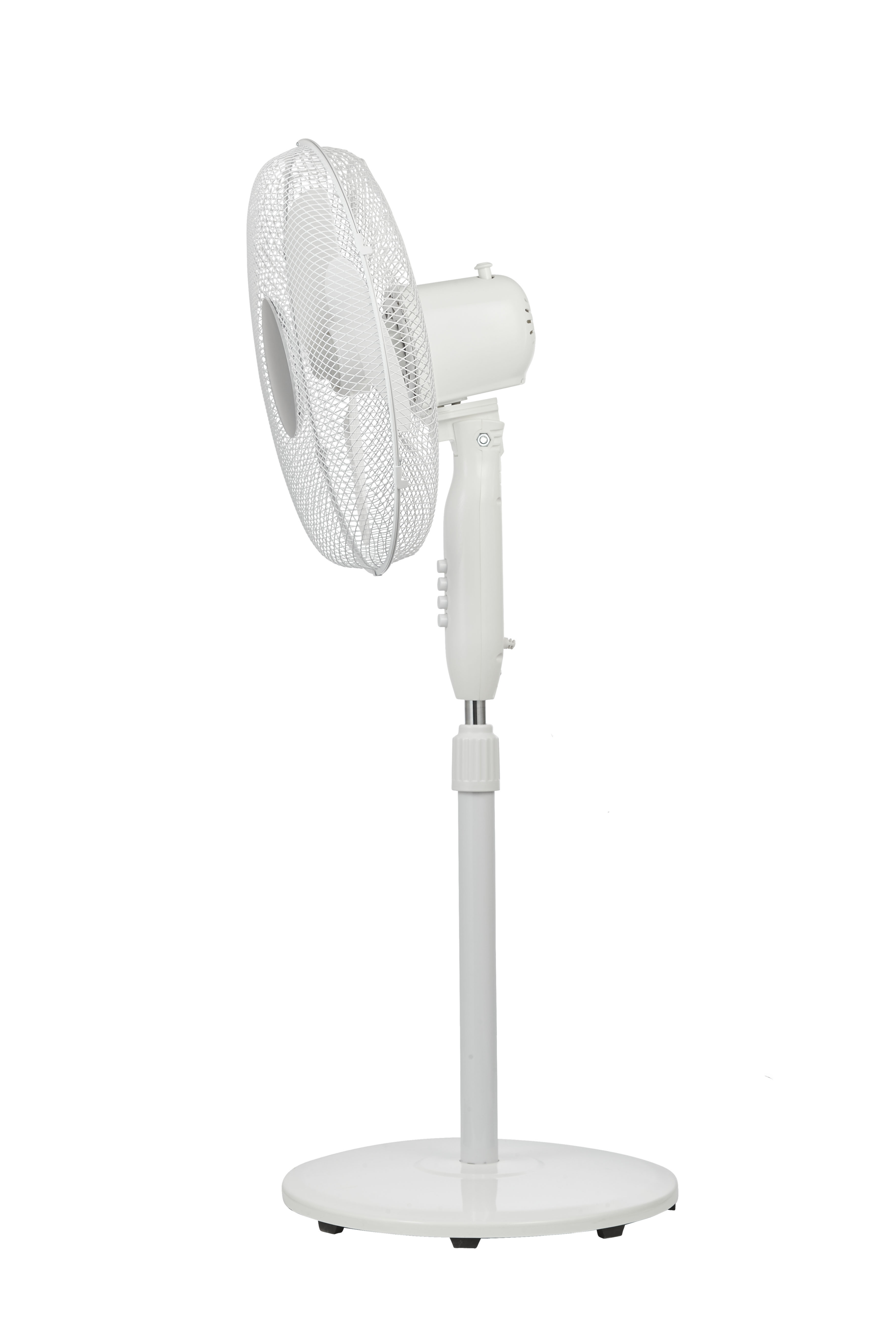 Witte staande ventilator op een witte achtergrond. De ventilator is naar de zijkant gedraaid, de bladen zichtbaar.