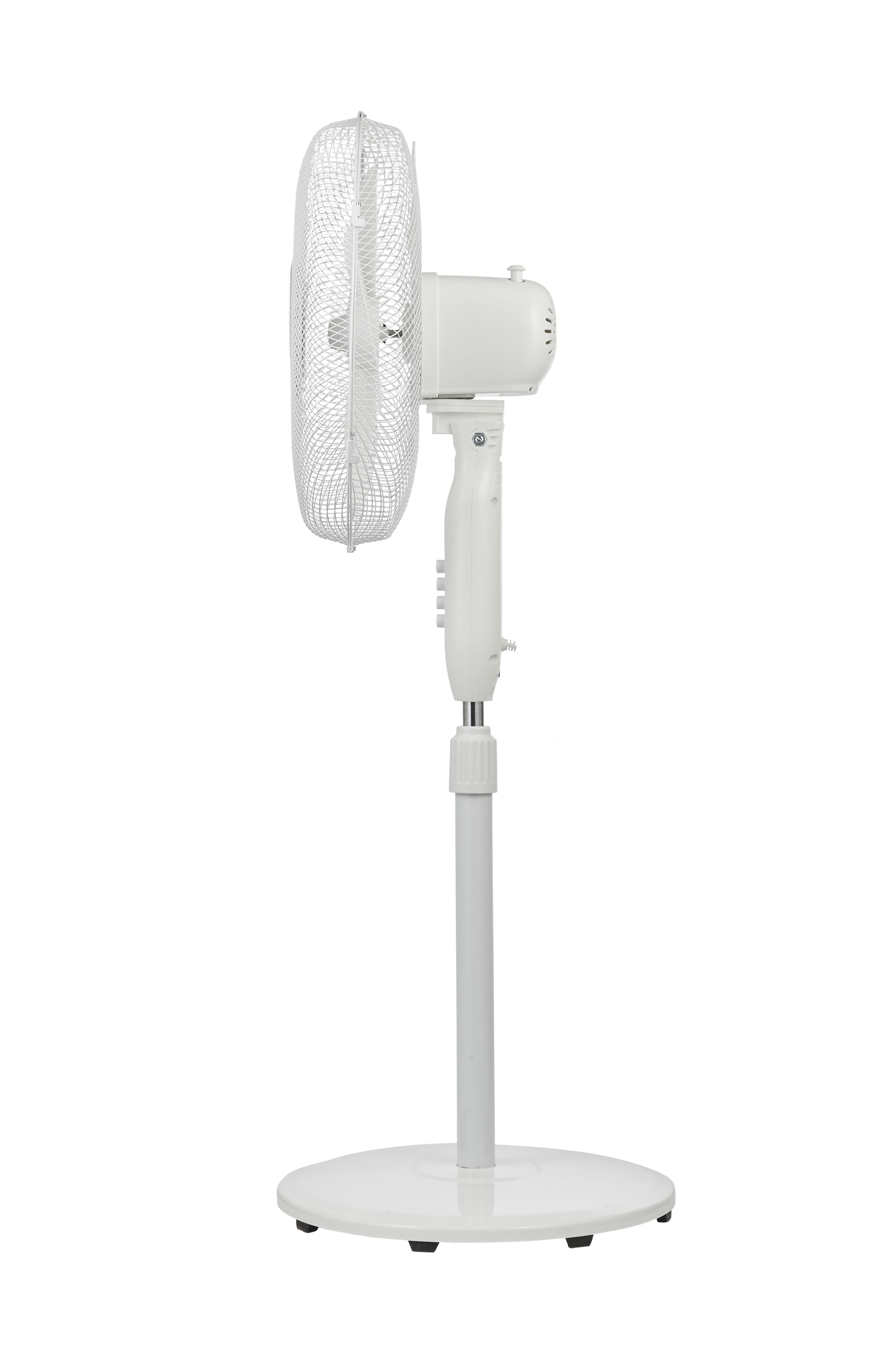 Witte staande ventilator, zijaanzicht. Ventilatorbladen zijn bedekt met een wit rooster.