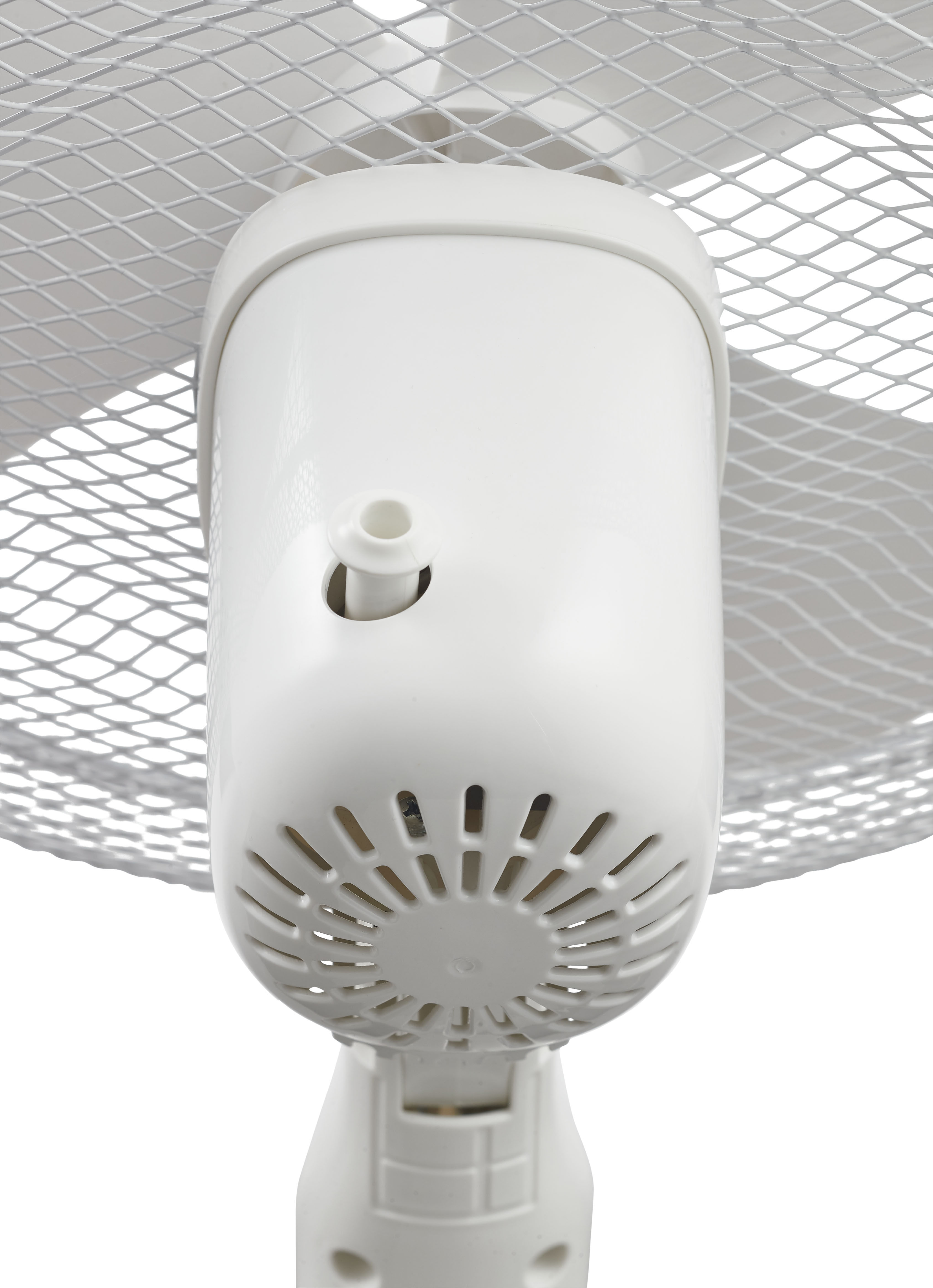 Witte ventilatormotor, close-up. Een klein gaatje en een ventilatie. De ventilatorafdekking zit erboven.