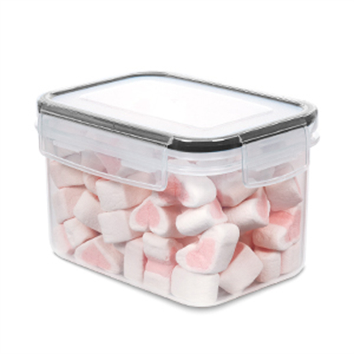 Transparenter Plastikbehälter mit herzförmigen Marshmallows. Weißer Hintergrund.