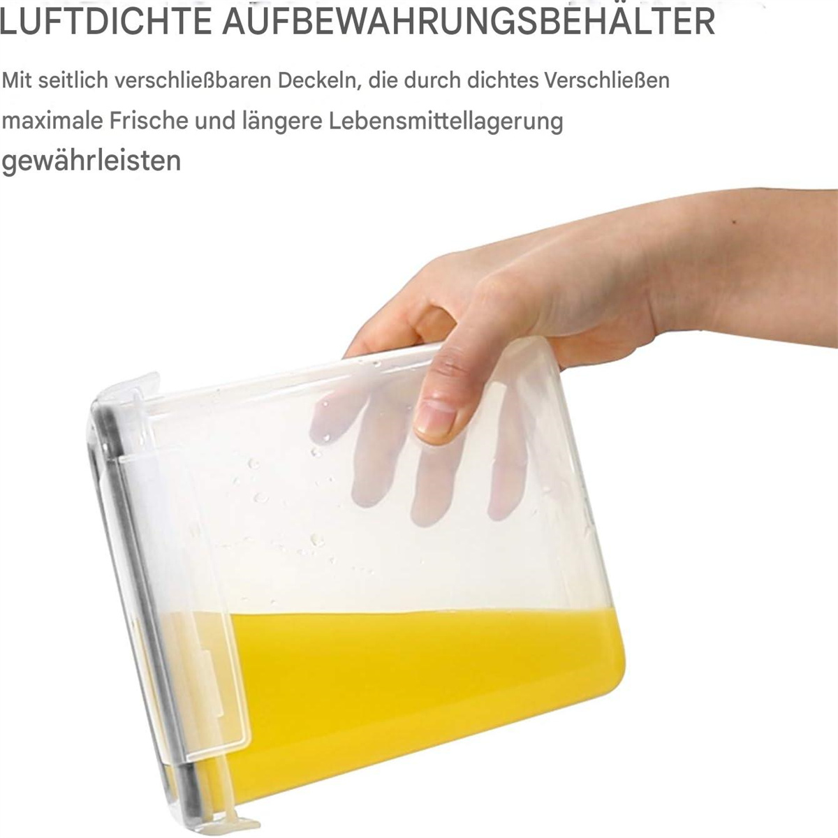 Hand, die einen durchsichtigen Behälter mit gelber Flüssigkeit hält.