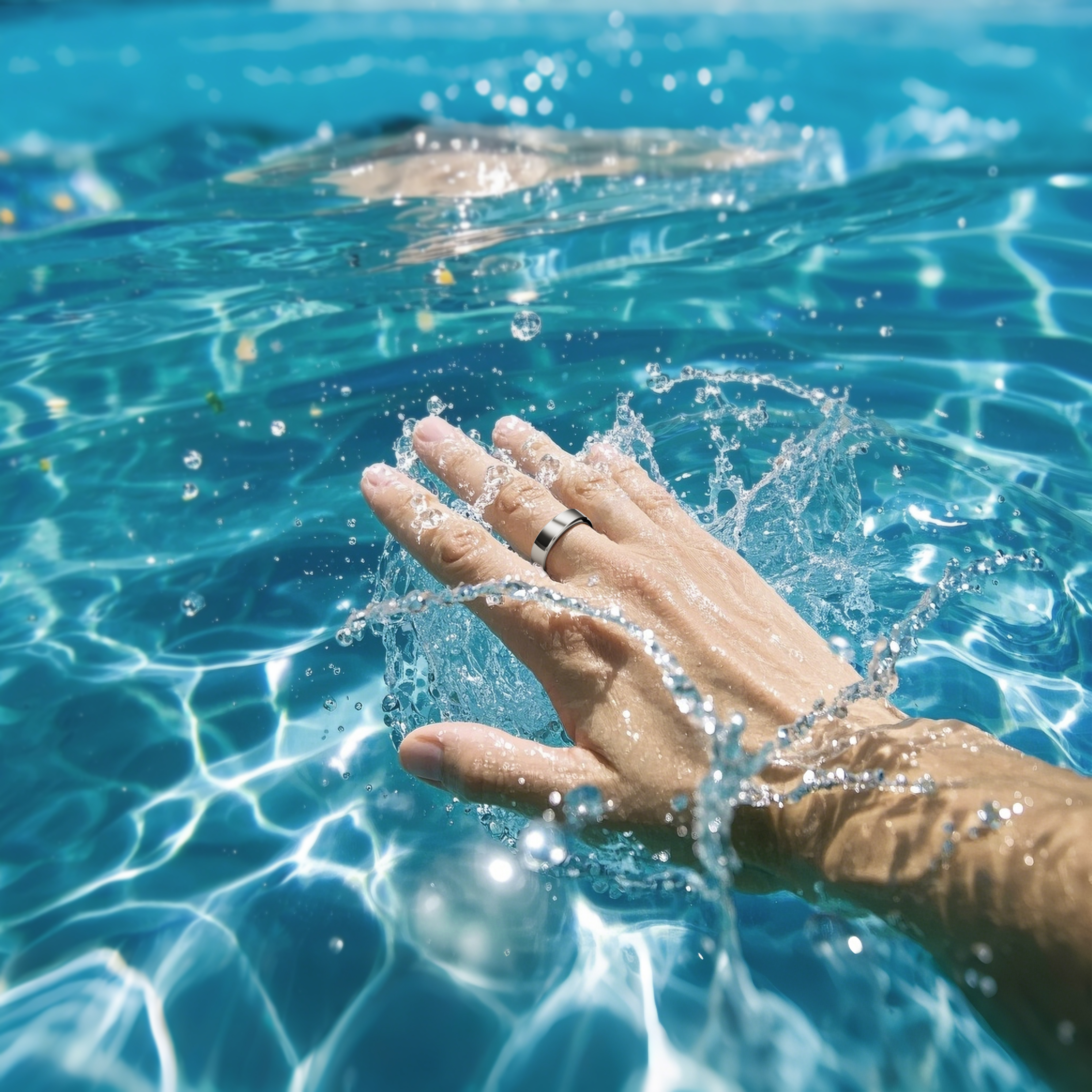 Eine Hand mit silbernem Ring taucht aus dem Wasser auf und erzeugt einen Spritzer.