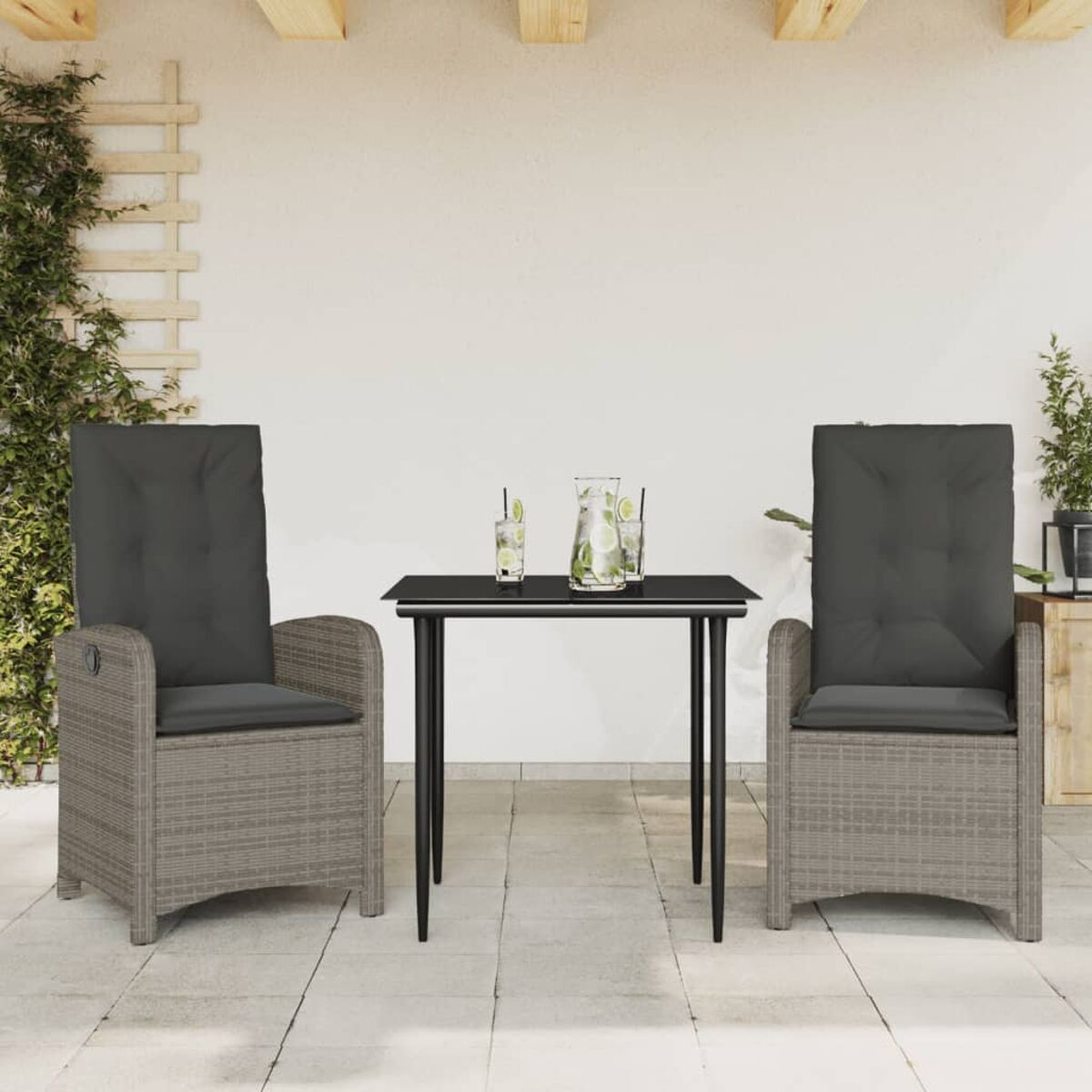 Set patio: due sedie e un tavolo. Bicchieri sul tavolo. Sfondo bianco.