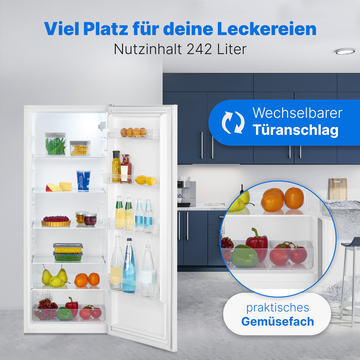 Weißer Kühlschrank mit offener Tür, gefüllt mit Lebensmitteln. Blaue Schränke und Früchte sind im Fokus.