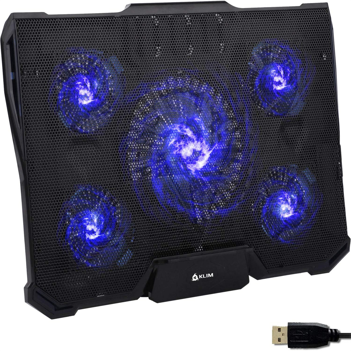Schwarzer Laptop-Kühler mit blau leuchtenden Lüftern. USB-Kabel vorhanden. Schwarzer Hintergrund.