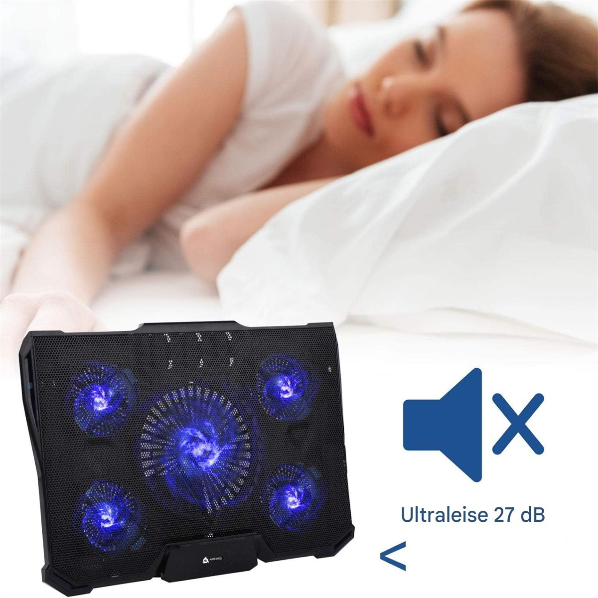 Eine Frau schläft in einem Bett, im Vordergrund befindet sich ein schwarzer Laptop-Kühler. Der Kühler hat blaue Lichter.