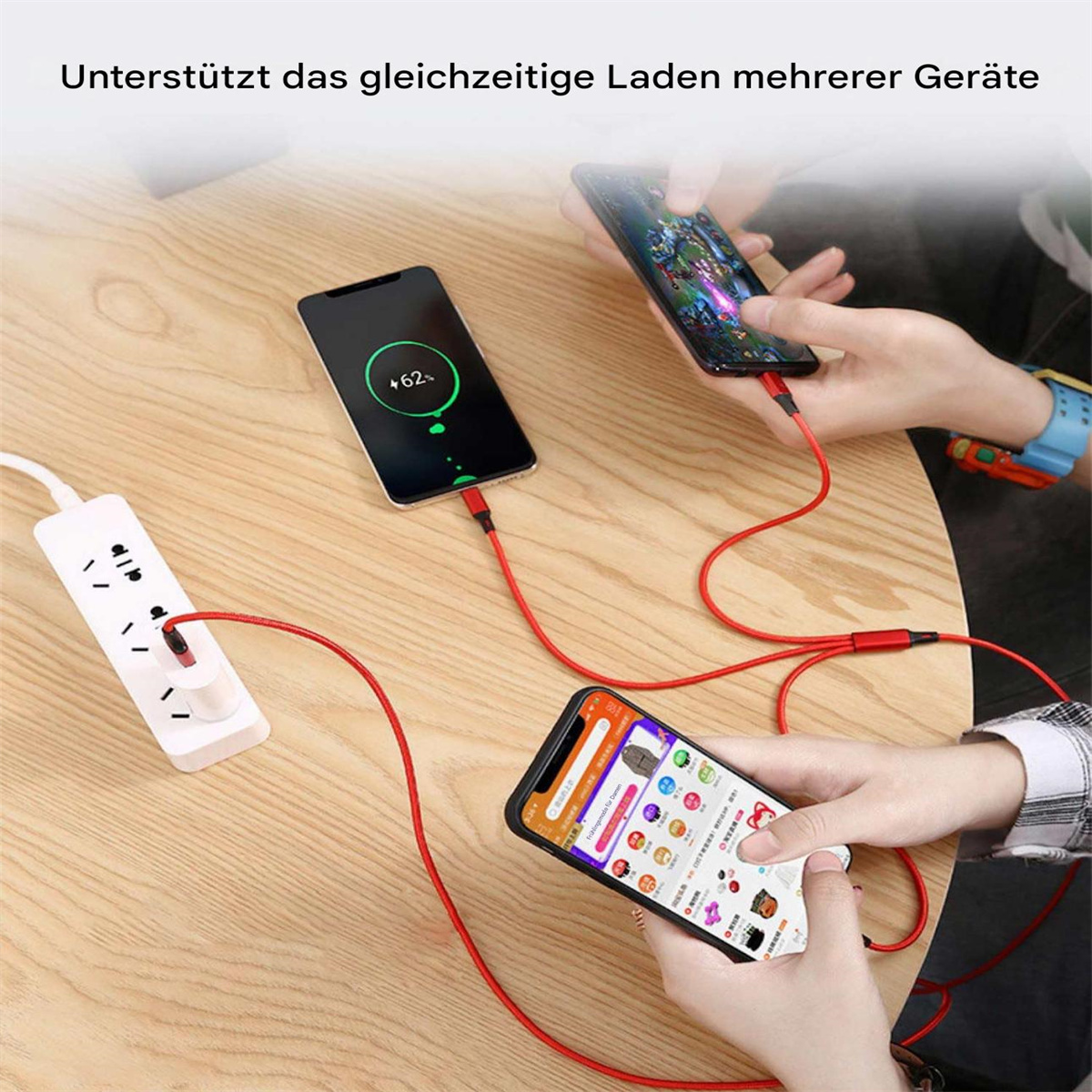 Drei Telefone, die mit roten Kabeln von einer Steckdosenleiste auf einem Holztisch geladen werden.