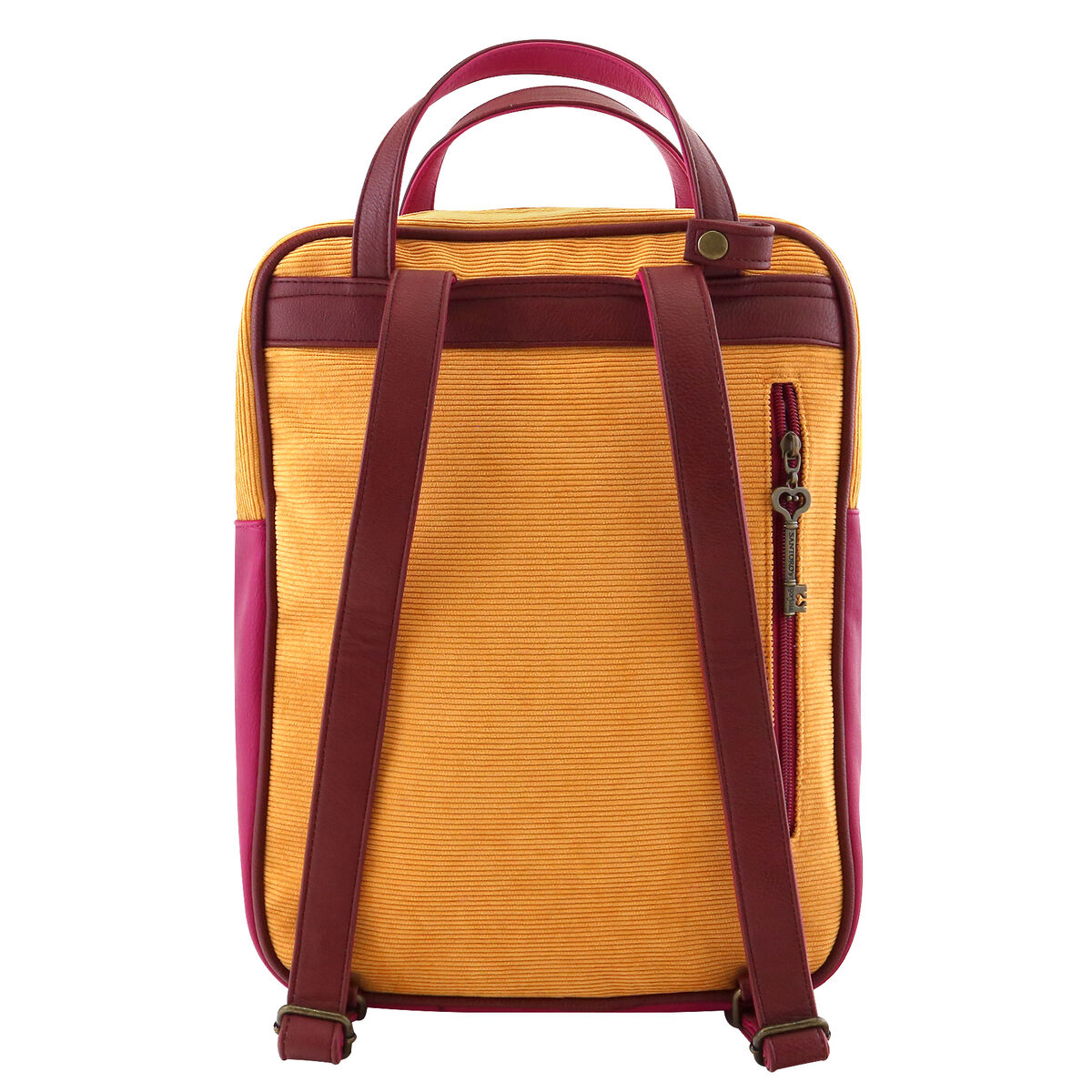 Gelb-roter Rucksack mit zwei Griffen und Schultergurten. Schlüsselanhänger am Reißverschluss.