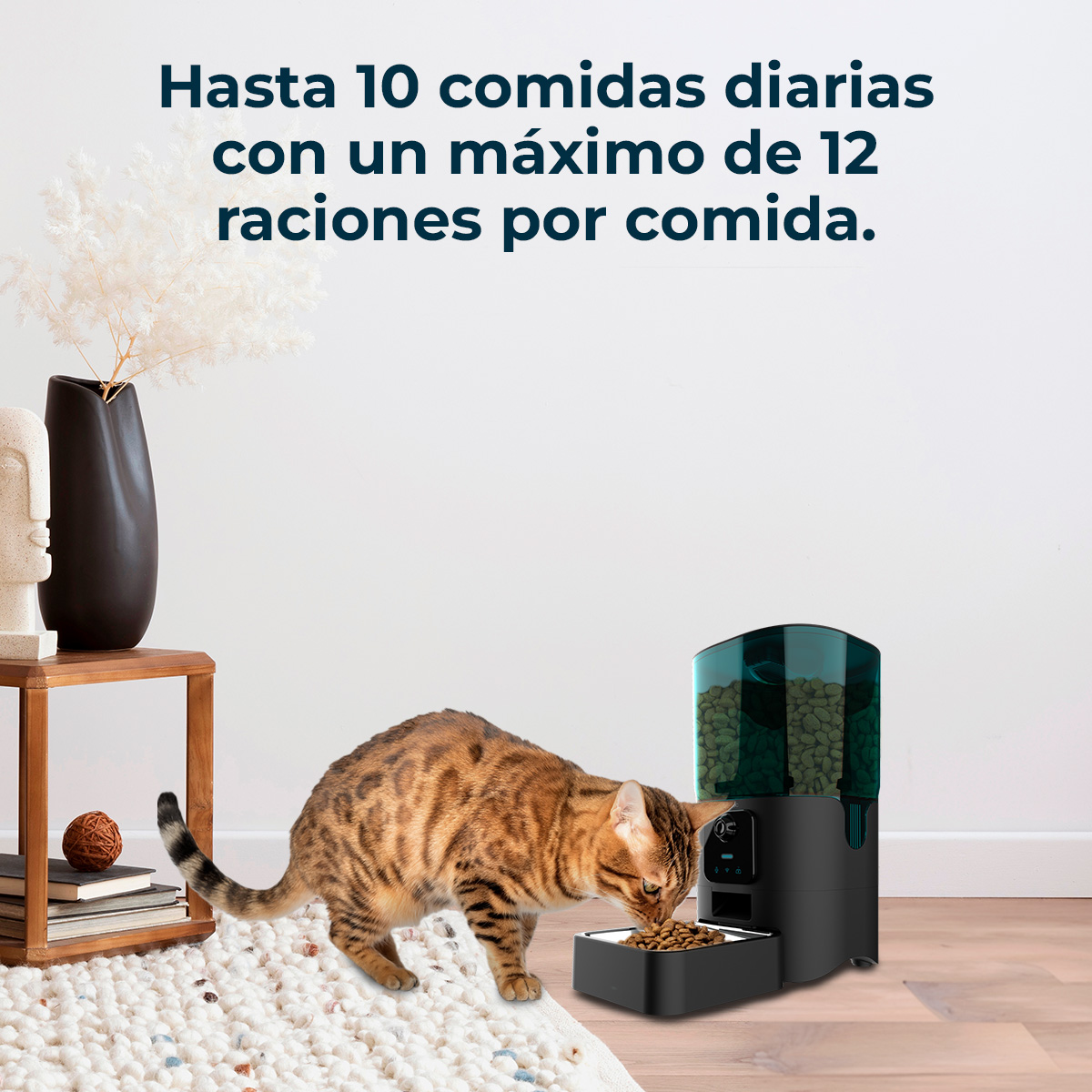Gatto che mangia da un distributore. Testo: Fino a 10 pasti al giorno con un massimo di 12 porzioni per pasto.