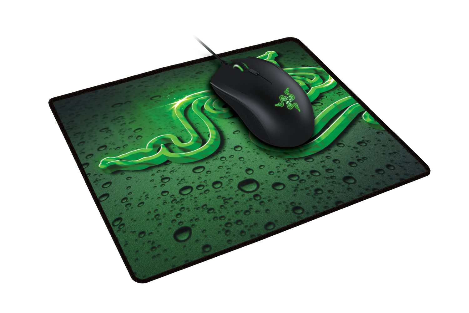 Czarna mysz Razer na zielonej podkładce z zielonym wzorem, na białym tle.