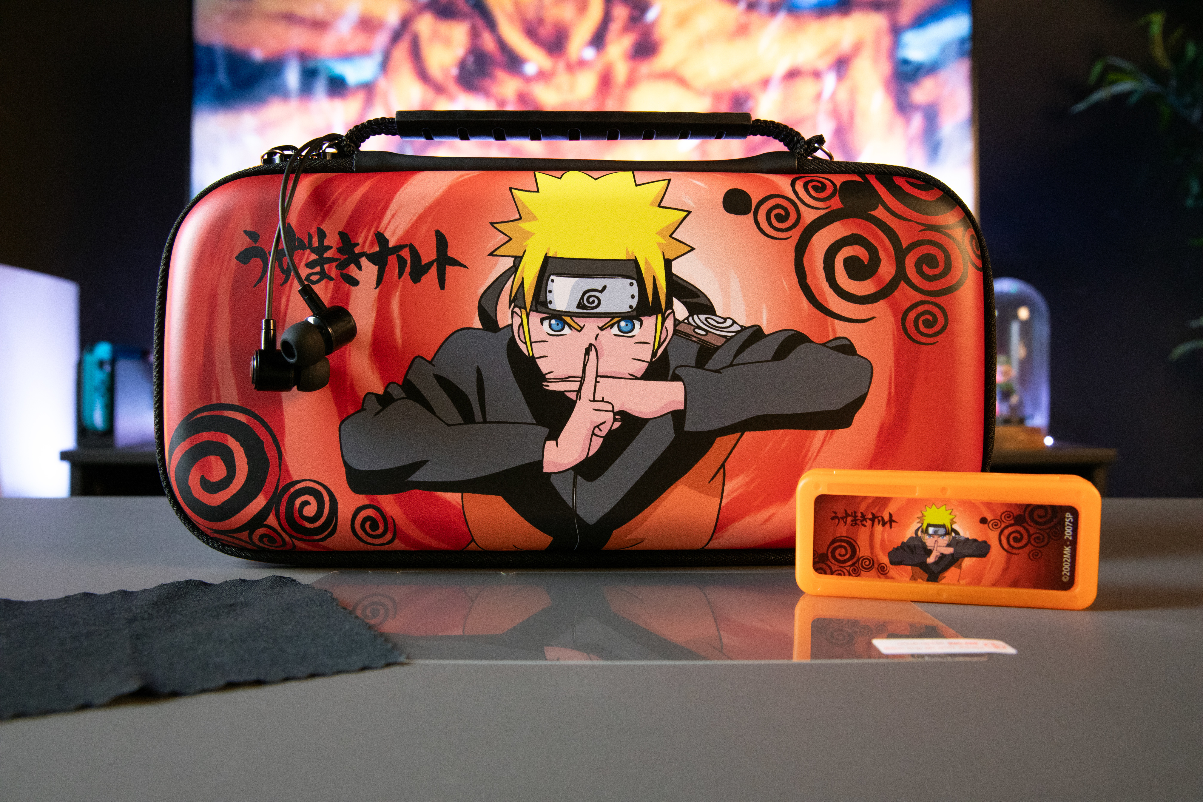 Futerał transportowy o tematyce Naruto dla konsoli Nintendo Switch. Zawiera małe etui, ściereczkę do czyszczenia i słuchawki.