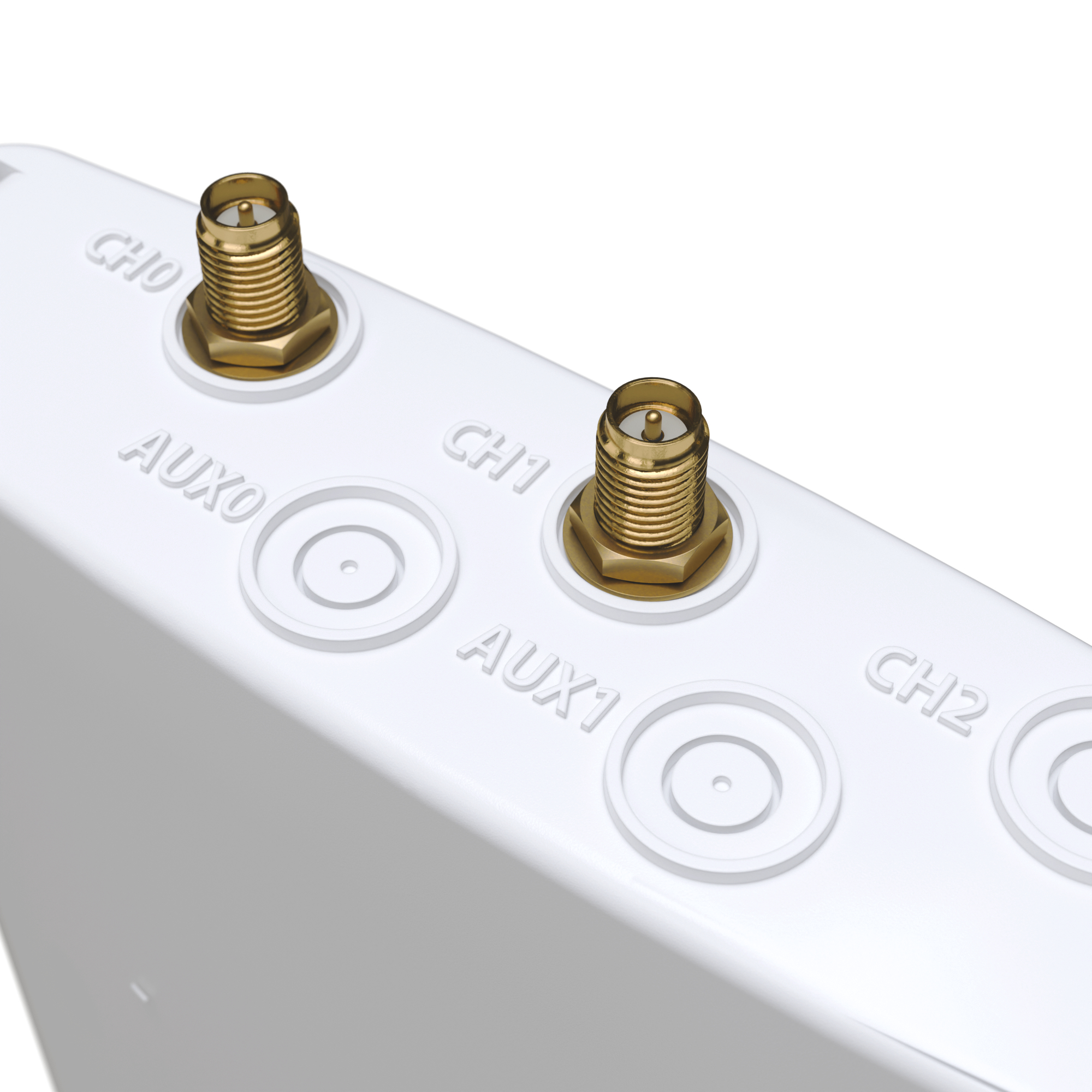 Close-up van een wit elektronisch apparaat met twee goudkleurige connectoren en de tekst AUX0, CH0, CH1, AUX1, CH2.