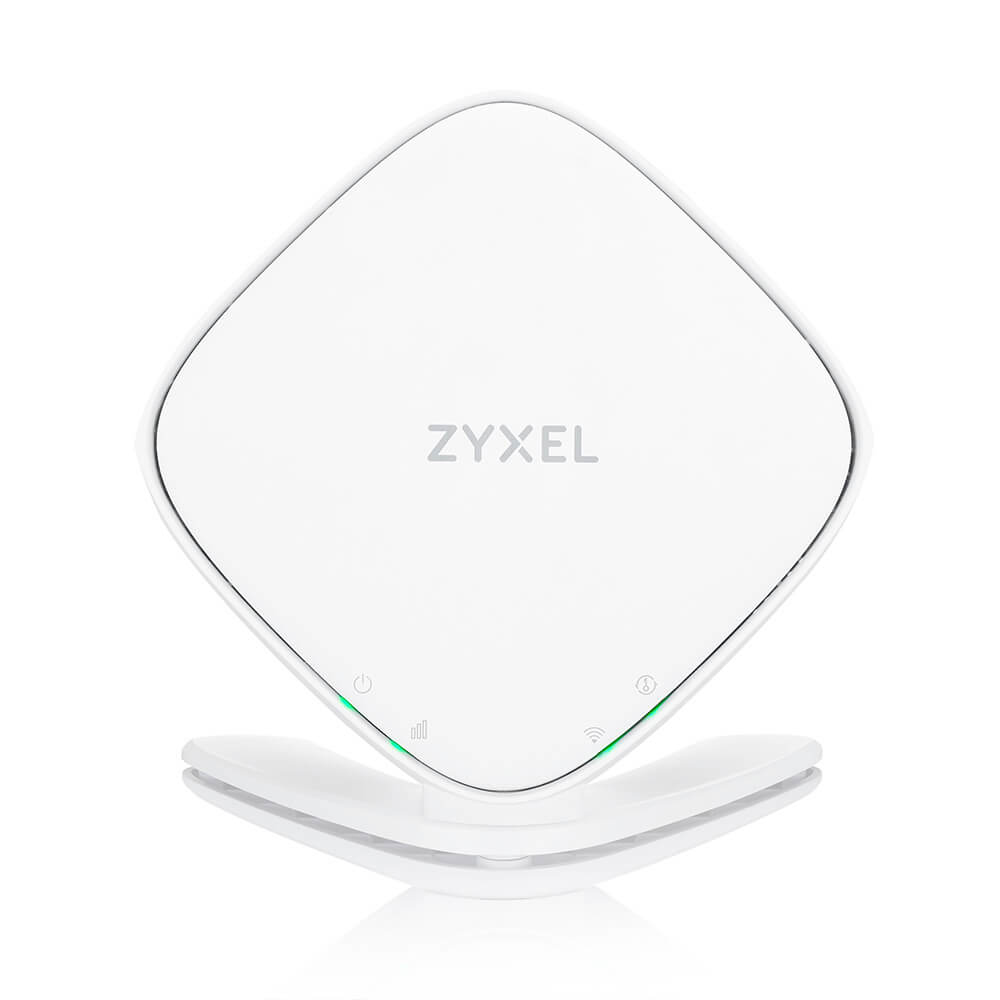 Biały router Zyxel na białym stojaku, z zielonymi lampkami kontrolnymi. Design jest kwadratowy z zaokrąglonymi krawędziami.