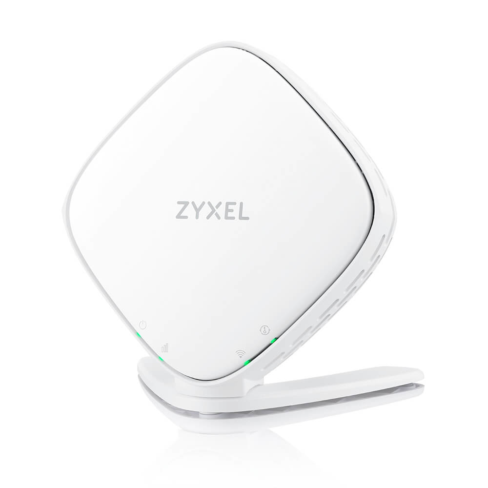 Biały router Zyxel na białej powierzchni, z zielonymi światłami i pochyloną podstawą.