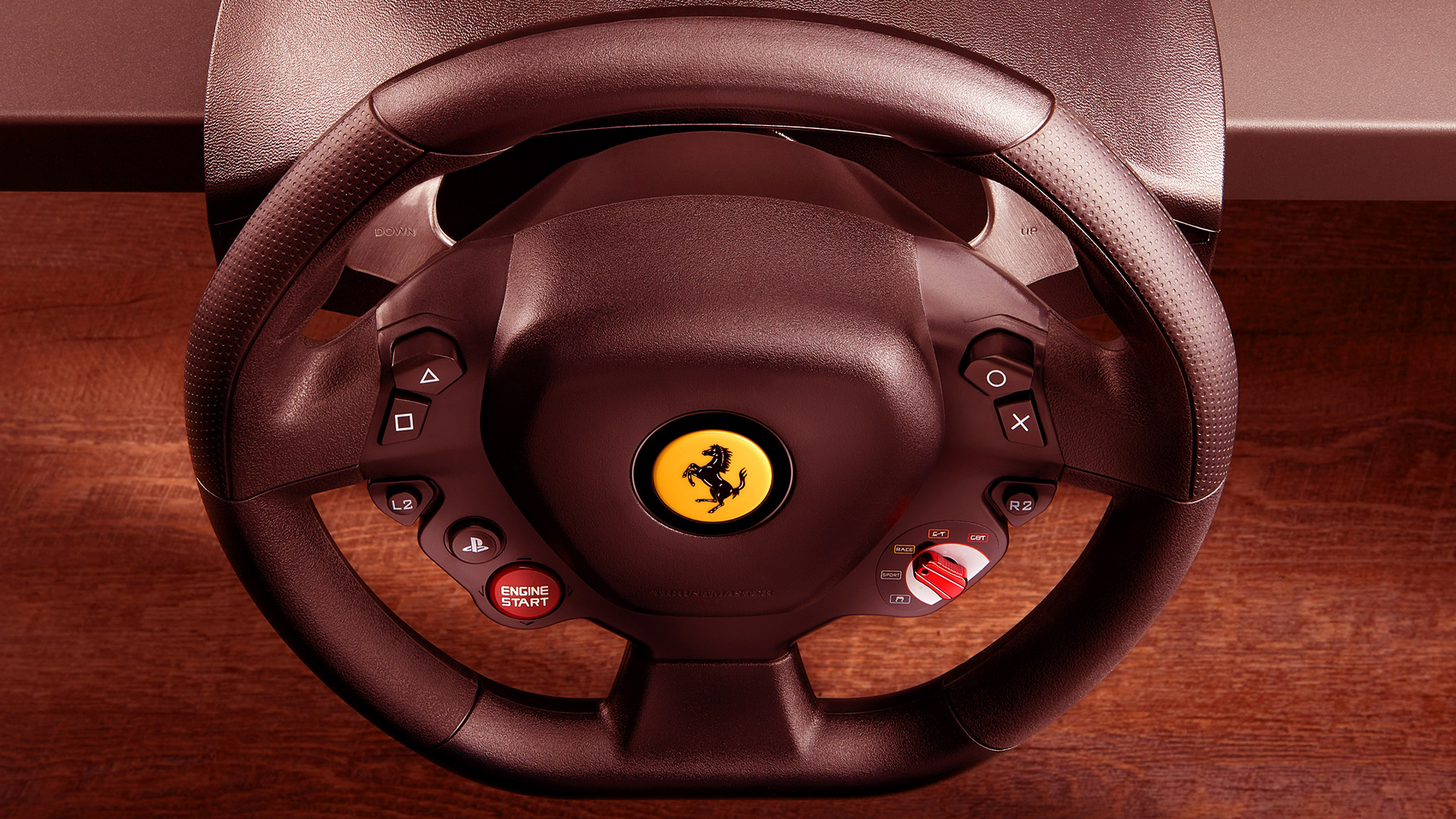 Ein dunkelrotes Ferrari-Lenkrad mit Knöpfen, einem Logo und braunem Hintergrund.