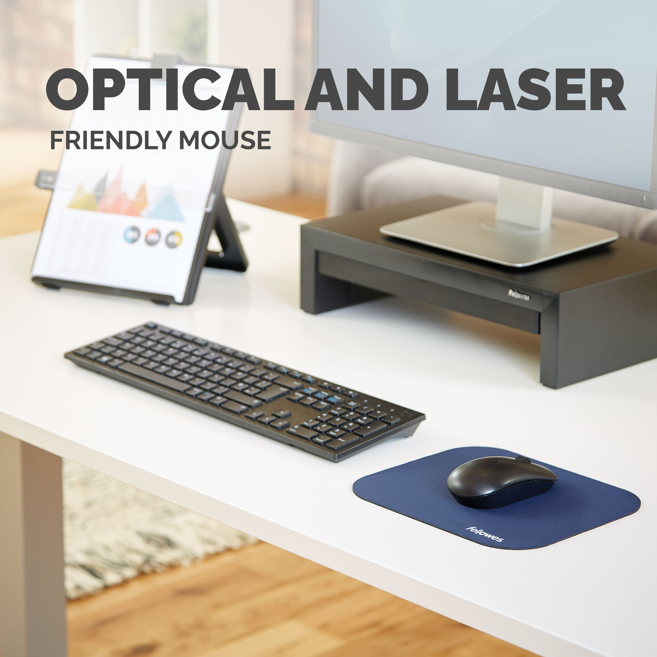 Bureau met toetsenbord, muis, monitor en een tabletstandaard.