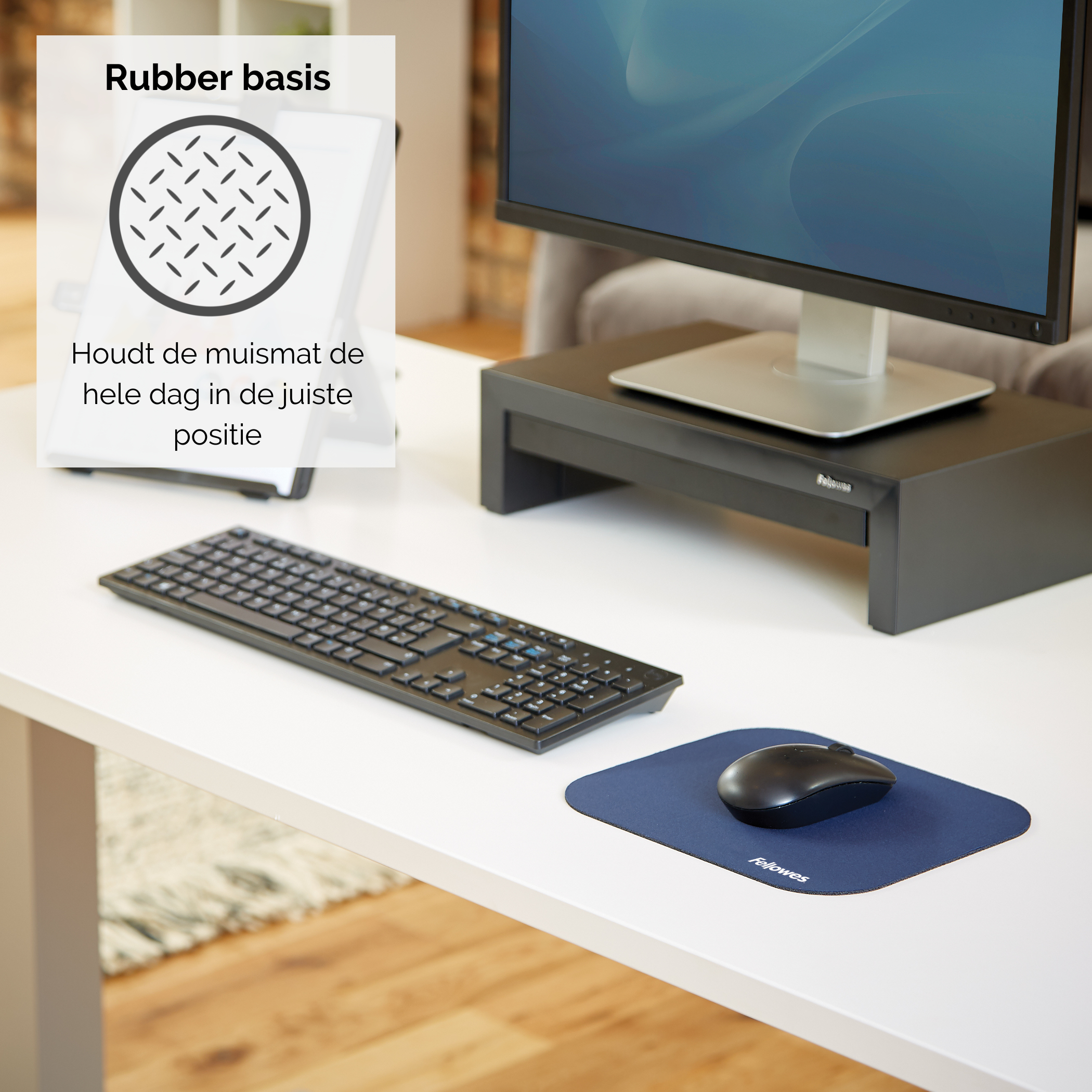 Witte bureau met een toetsenbord, een muis en een muismat. Er is een monitorstandaard en monitor.