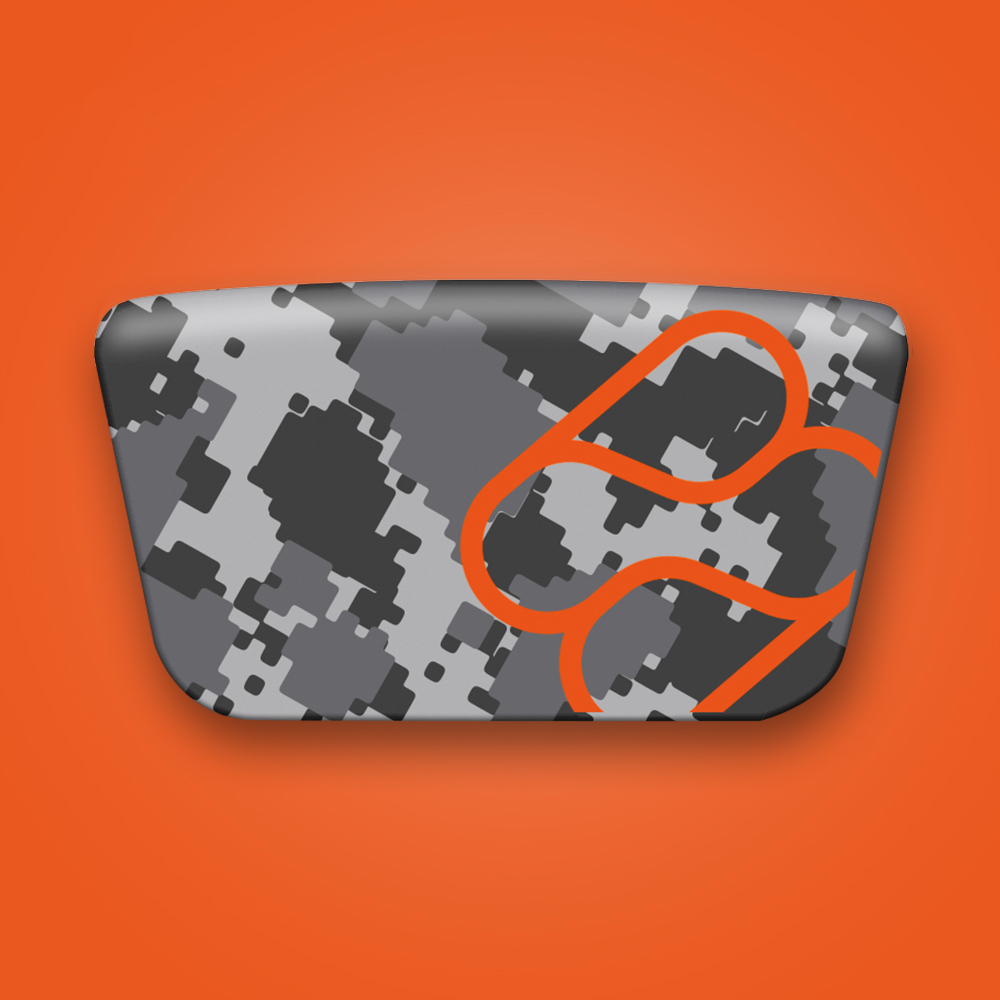 Pokrowiec na samochód w kamuflażowy wzór z pomarańczowym wzorem w kształcie serca i literą „R”.