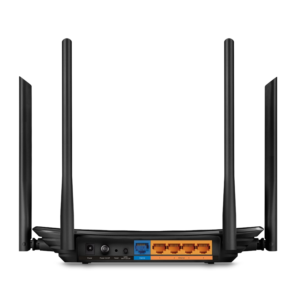 Zwarte router met antennes. Meerdere poorten aan de achterkant. Zwarte en oranje poorten met indicatielampjes. Witte achtergrond.