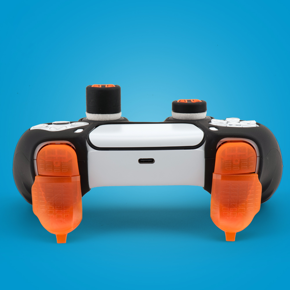 Czarno-biały kontroler do gier z pomarańczowymi akcentami. To zbliżenie na niebieskim tle.