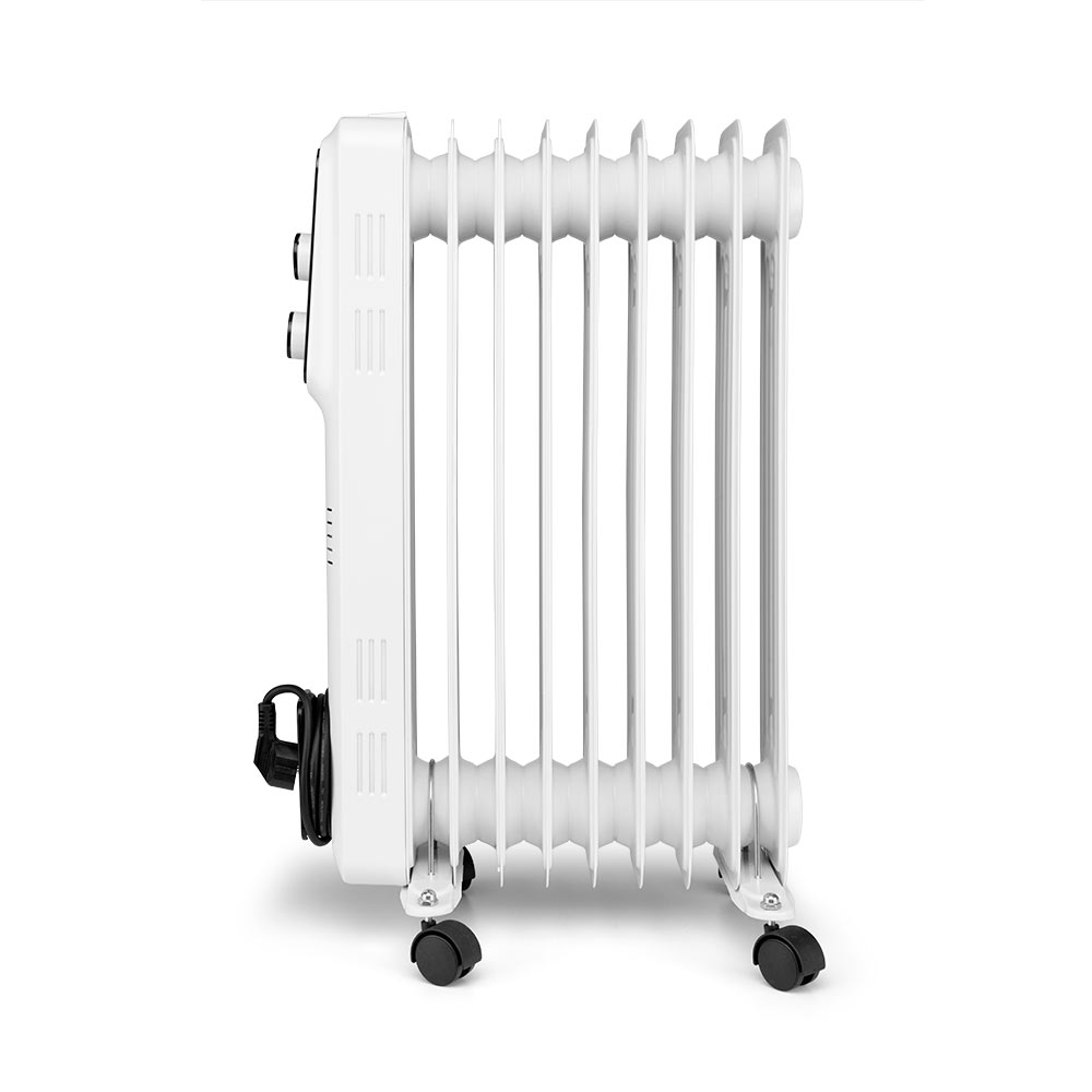Radiatore elettrico bianco a olio su rotelle. Ha un pannello di controllo e un cavo di alimentazione.