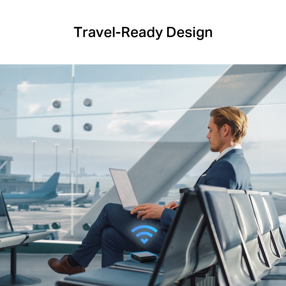 Mężczyzna na lotnisku korzysta z laptopa, połączony z wifi, z ikoną sygnału wifi.
