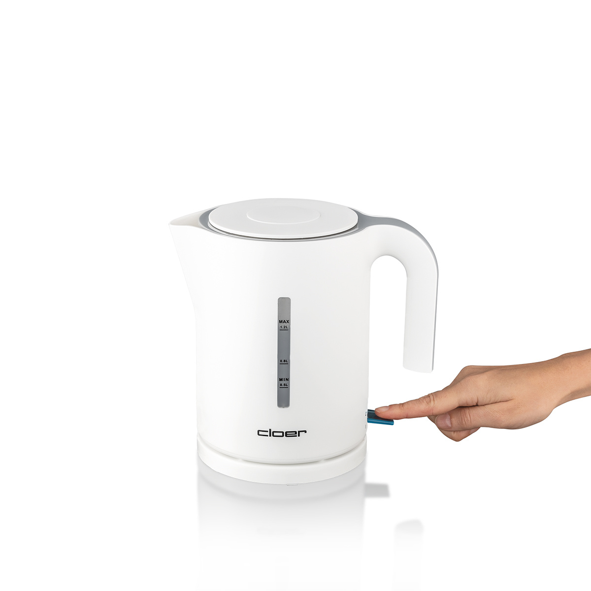 Weißer Wasserkocher mit grauem Griff. Eine Hand drückt den Einschaltknopf.