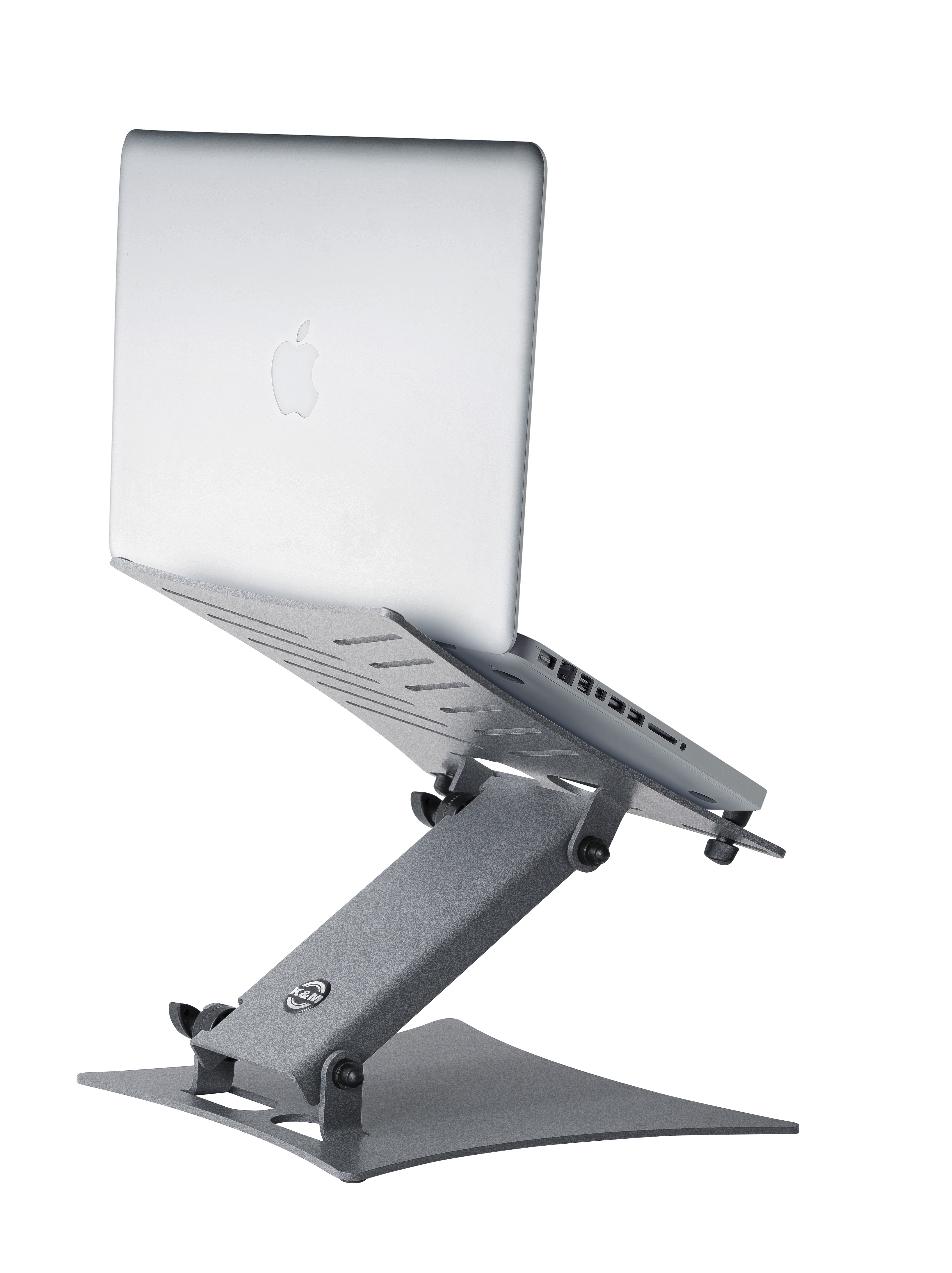 Ein silberner Laptop auf einem silbernen Laptop-Ständer mit dem Apple-Logo nach oben.