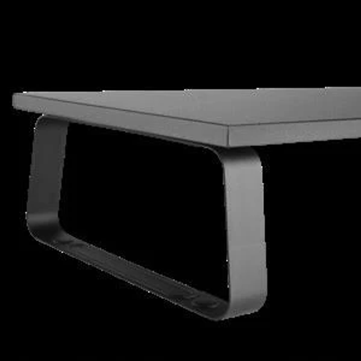 Czarny stojak na monitor z zakrzywioną nogą i ciemną powierzchnią. Czarne tło.