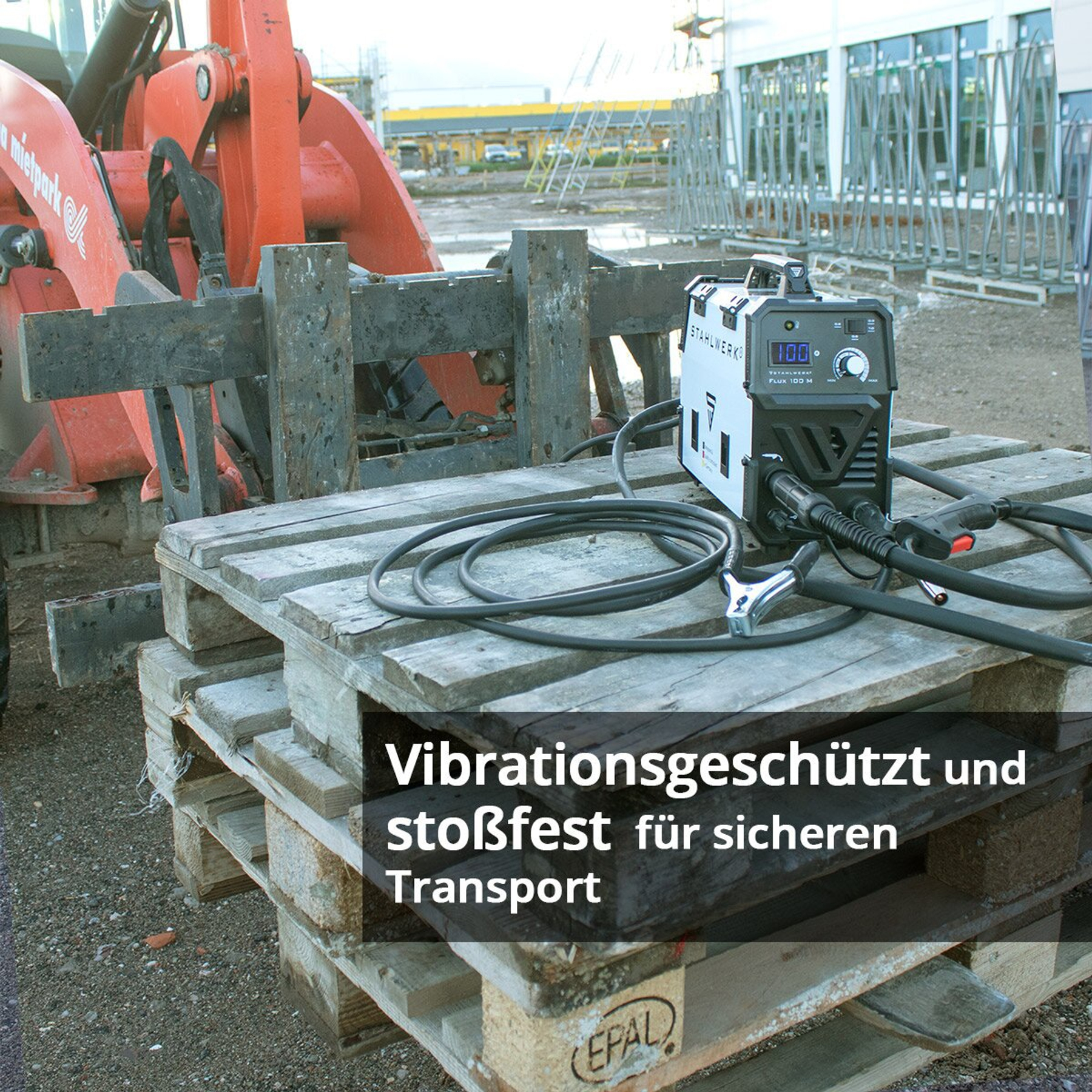 Spawarka na paletach. Pomarańczowa maszyna w tle. Tekst: odporna na wibracje i wstrząsy do transportu.