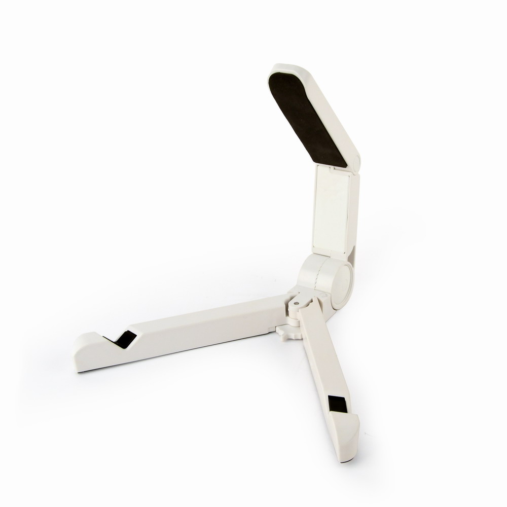 Soporte blanco para tableta con diseño plegable, visto desde un ángulo bajo.