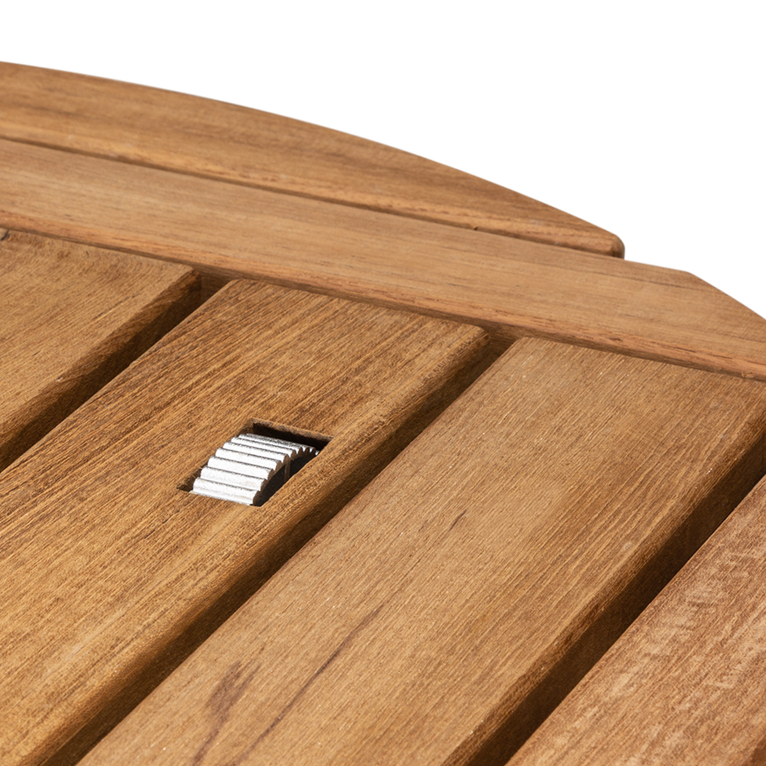 Nahaufnahme eines Holztisches mit Metalleinsatz, der Maserung und Textur zeigt.