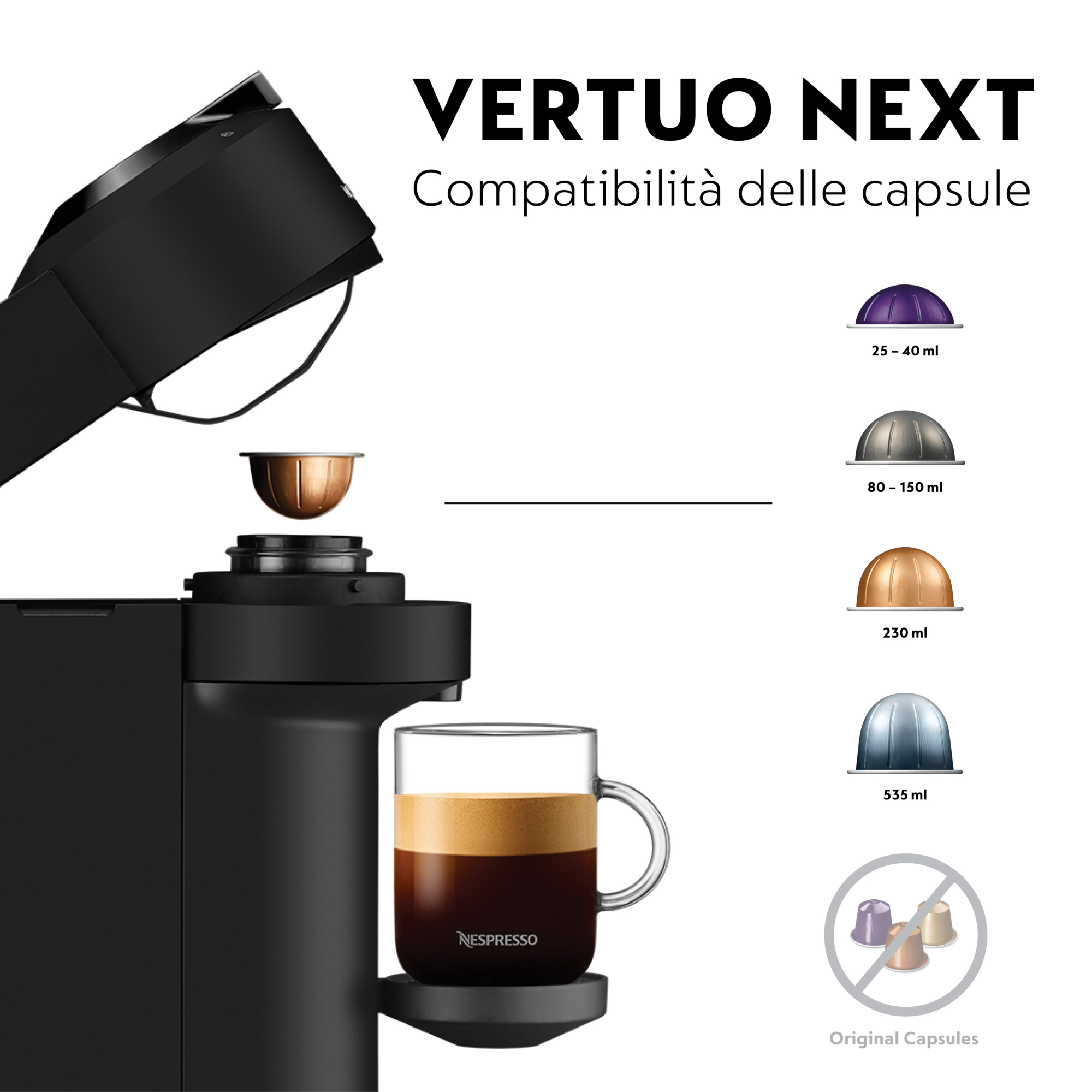 Macchina da caffè Nespresso Vertuo Next con capsule e tazza, sfondo bianco.